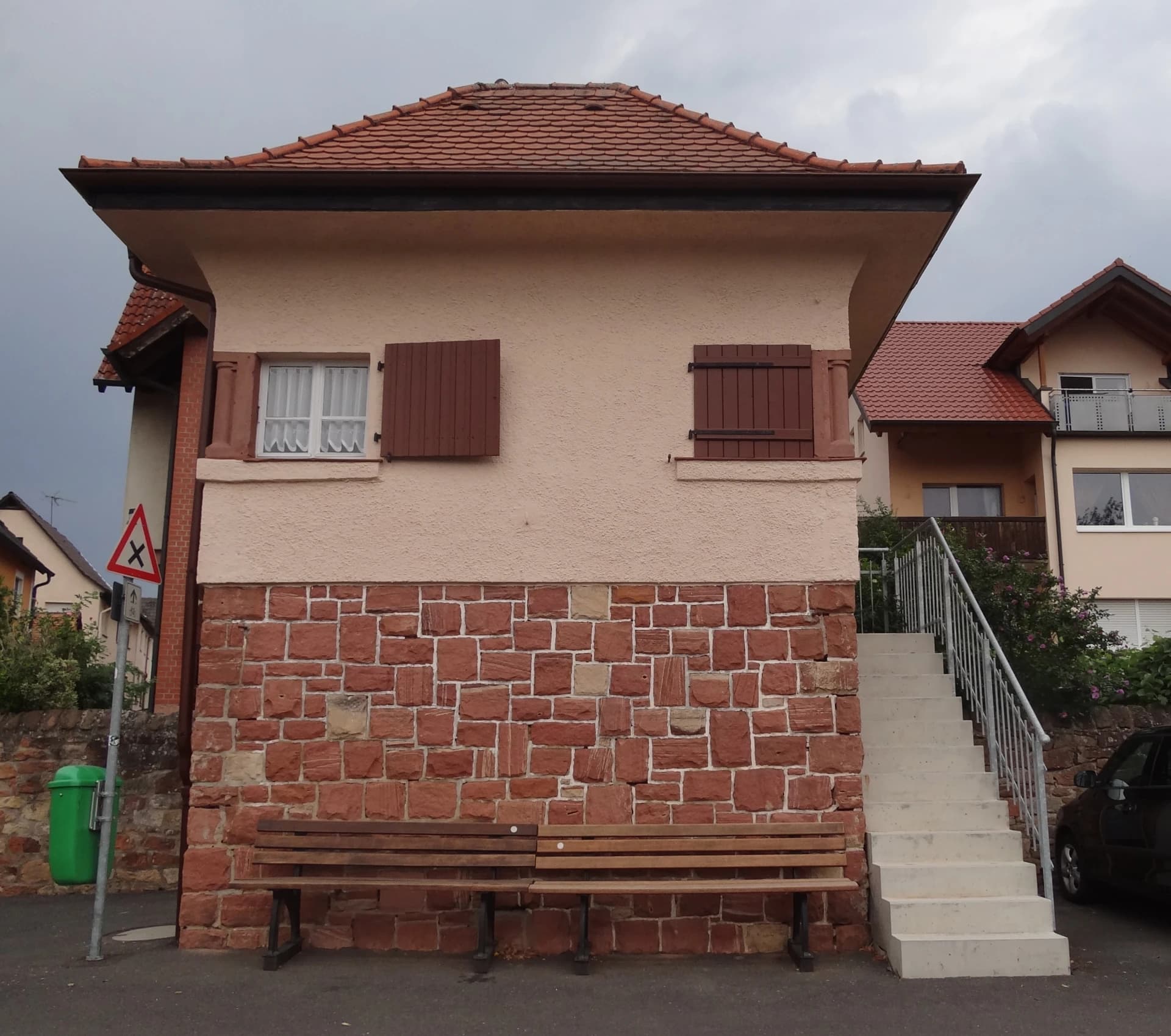 Denkmalgeschütztes Fährhäuschen am Main in Großwallstadt