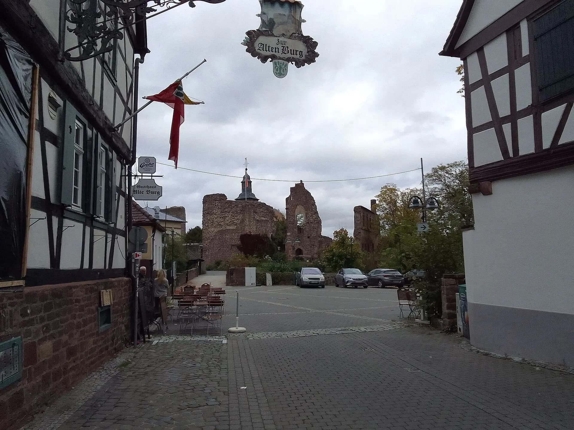 Blick aus der Fahrgasse zur Burg Hayn in Dreieich-Dreieichenhain