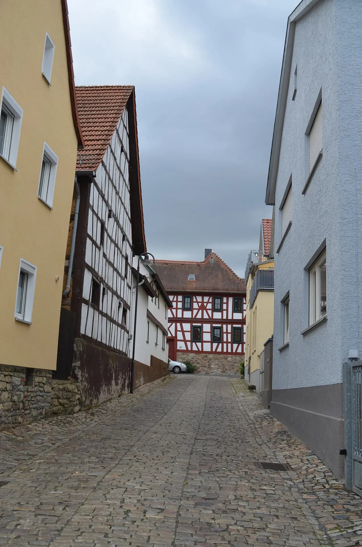 Blick durch die gepflasterte Fahrgasse in Oberursel-Stierstadt