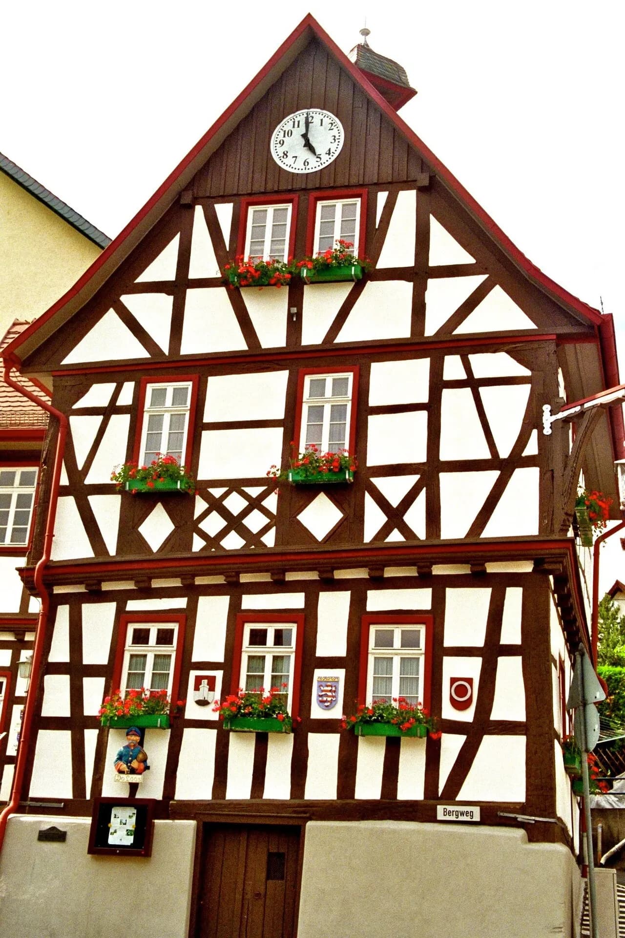 Fachwerkhaus mit Uhr in Falkenstein, Königstein im Taunus