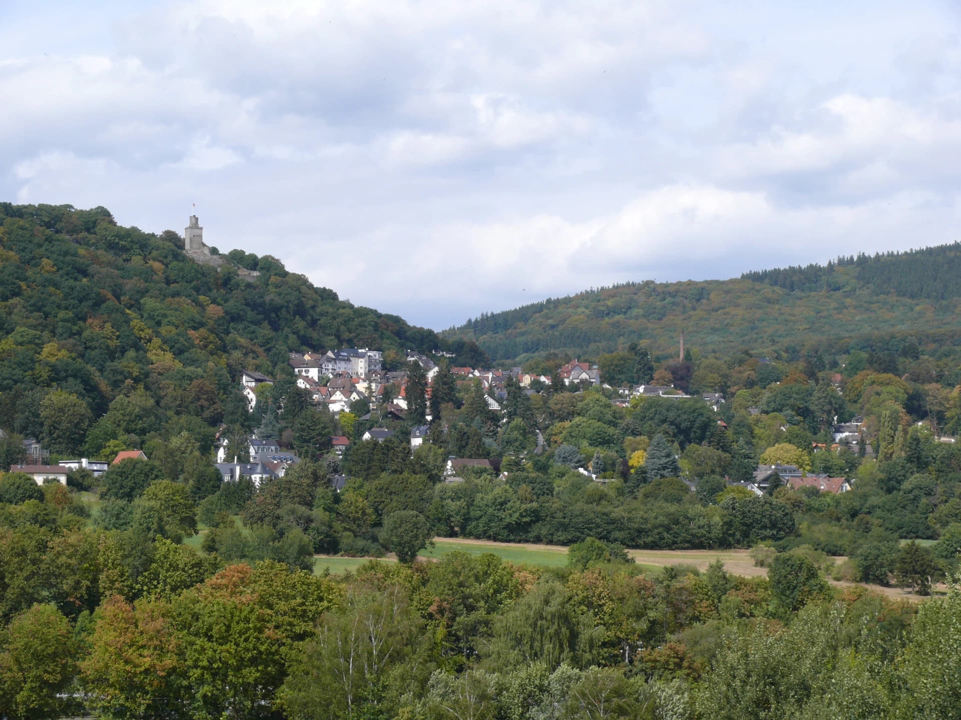 Blick auf Falkenstein mit Burgruine in Königstein im Taunus