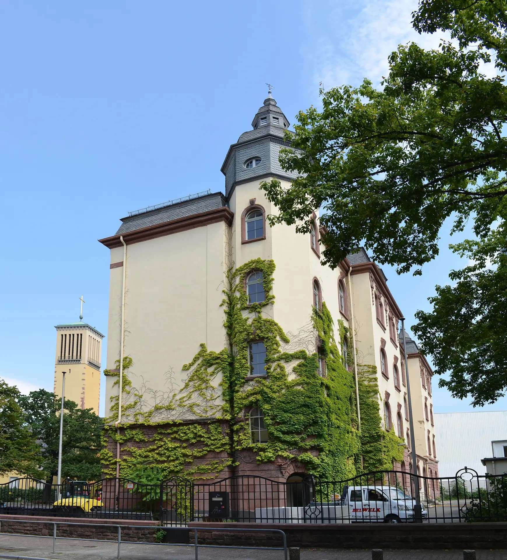 Falkschule in der Seitenansicht im Frankfurter Gallus
