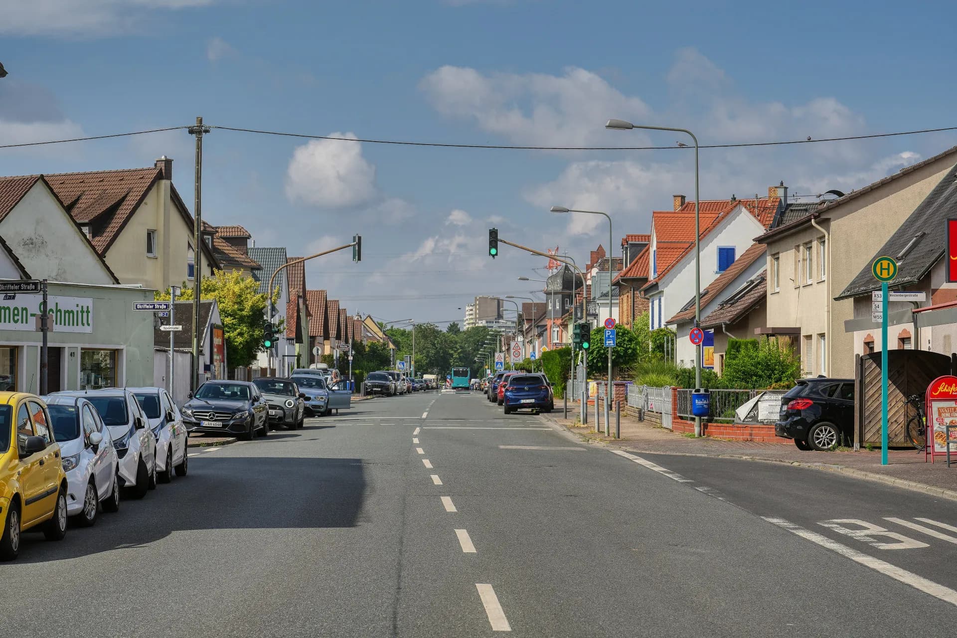 Farbenstraße mit Geschäften in Frankfurt Sindlingen