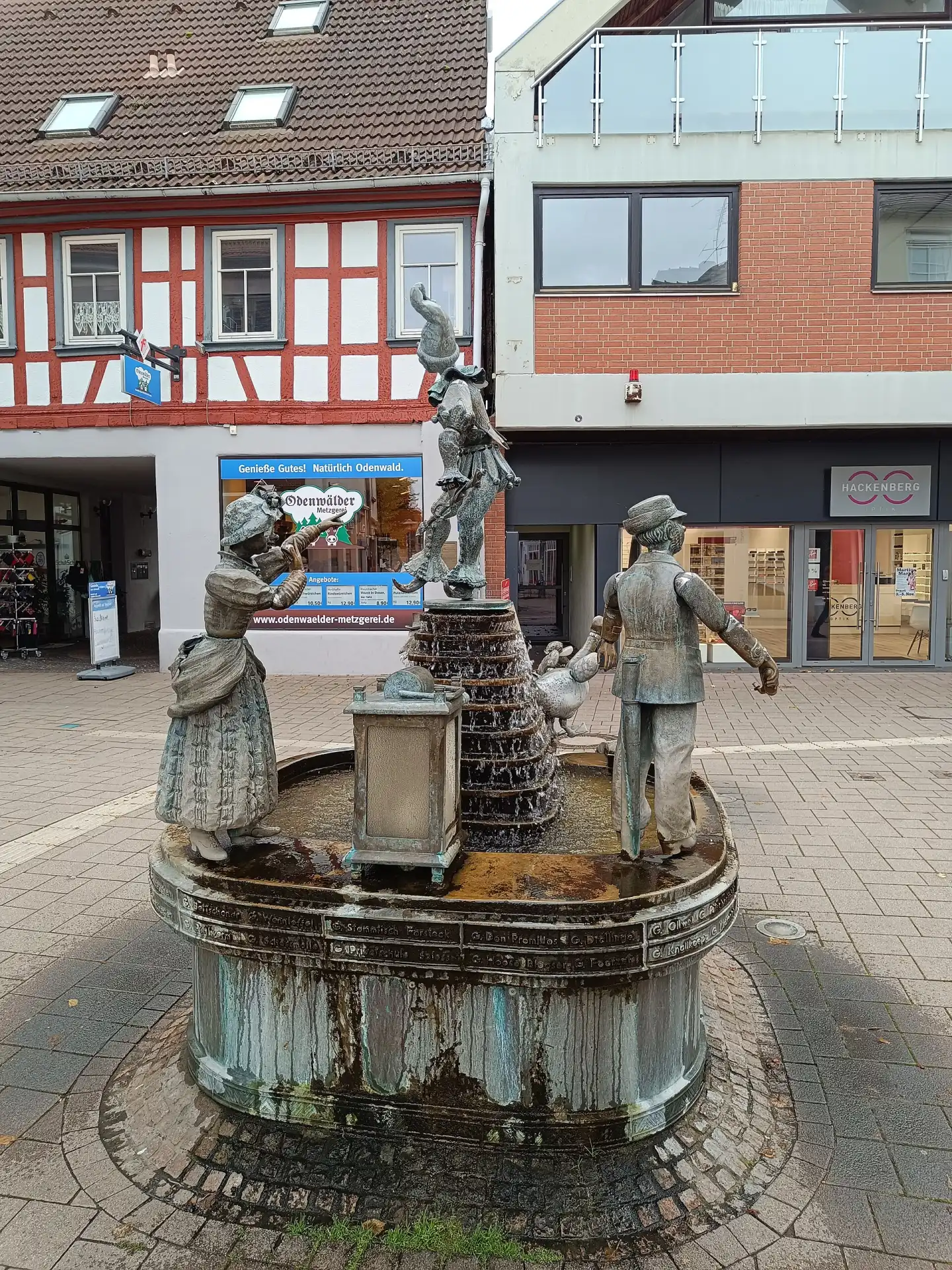 Fastnachtsbrunnen in der Fußgängerzone in Dieburg