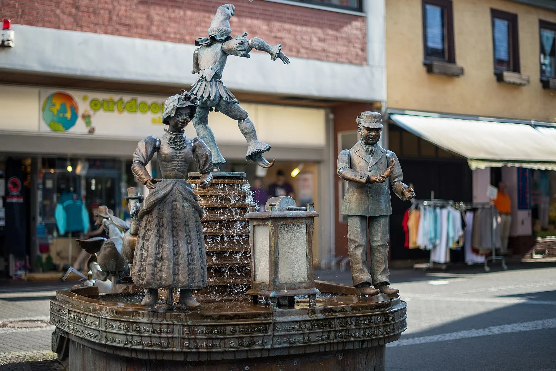 Fastnachtsbrunnen von der Seite in Dieburg