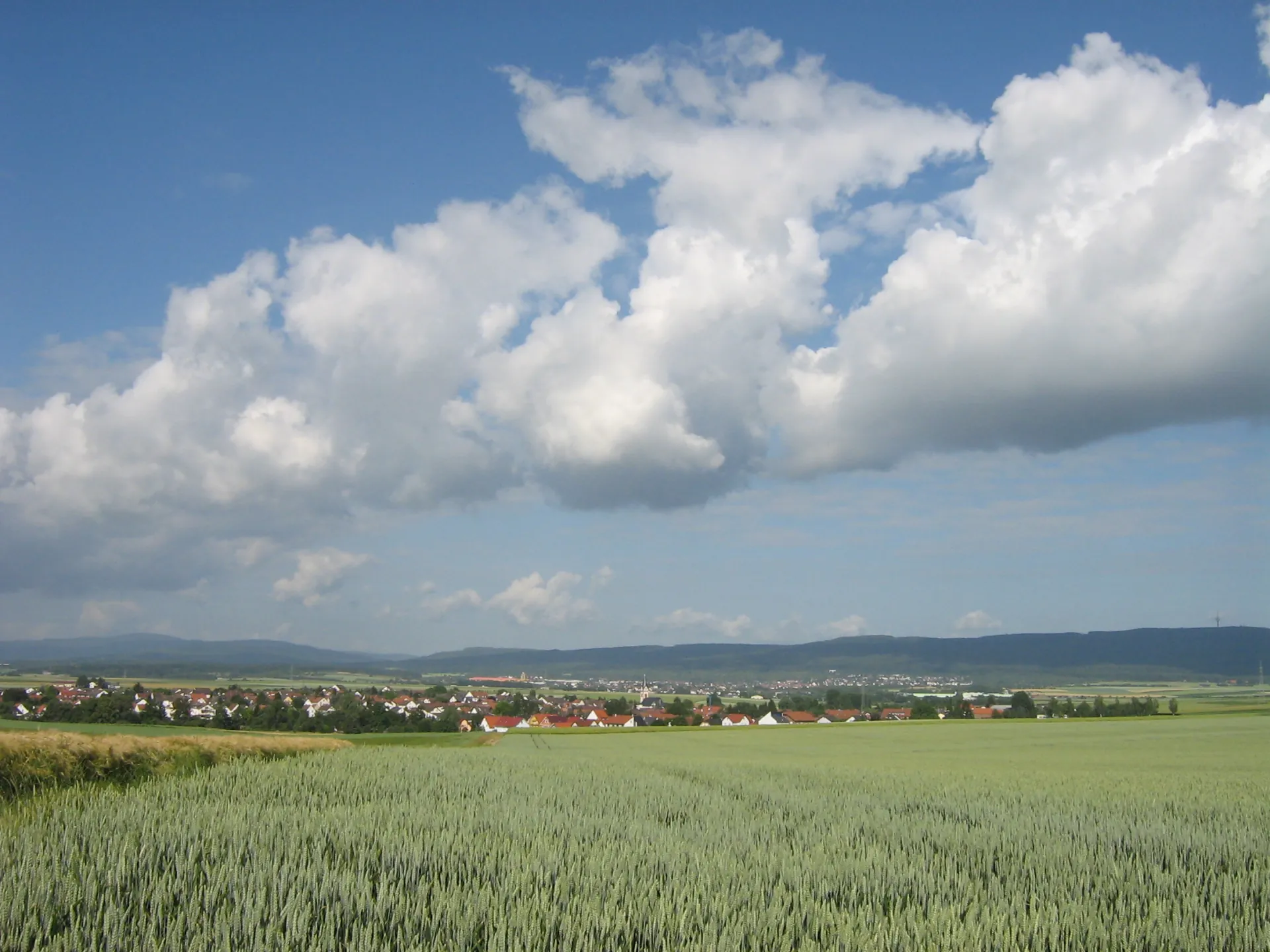 Blick über die Feldflur auf Ober-Wöllstadt