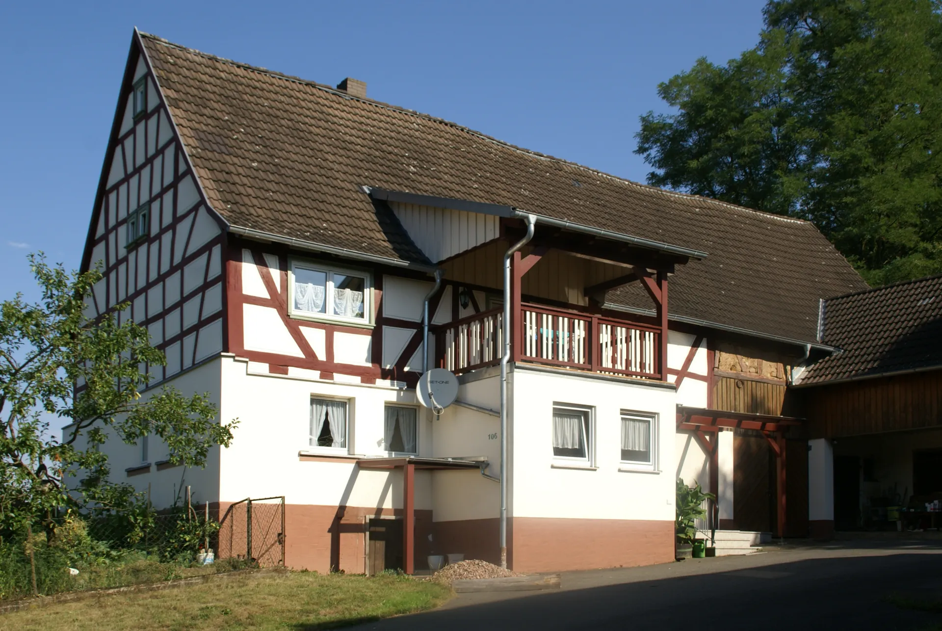 Fachwerkhaus mit Krüppelwalmdach in Feldkahl in Hösbach