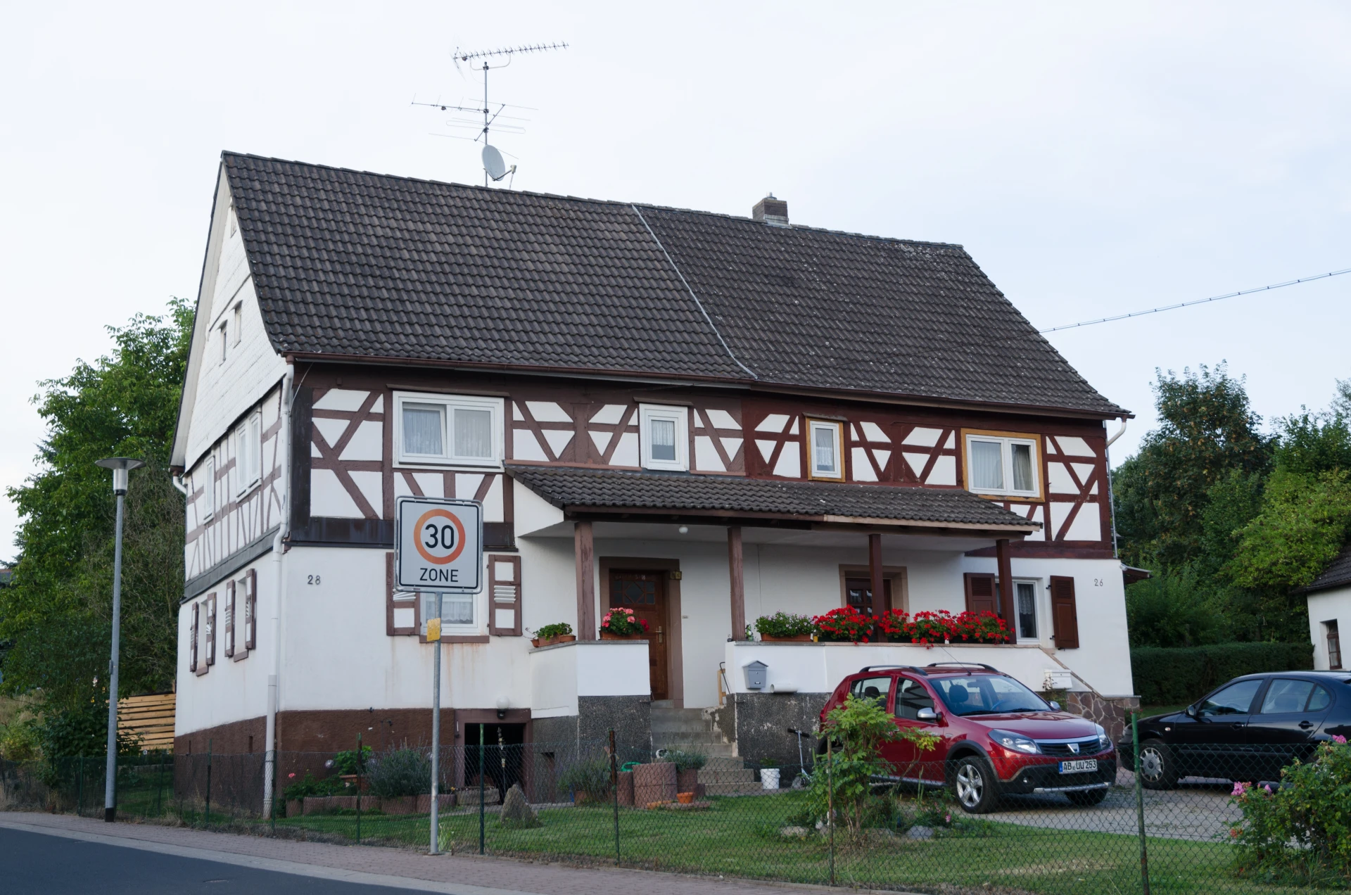 Fachwerkhaus mit Sandsteinsockel in Feldkahl in Hösbach