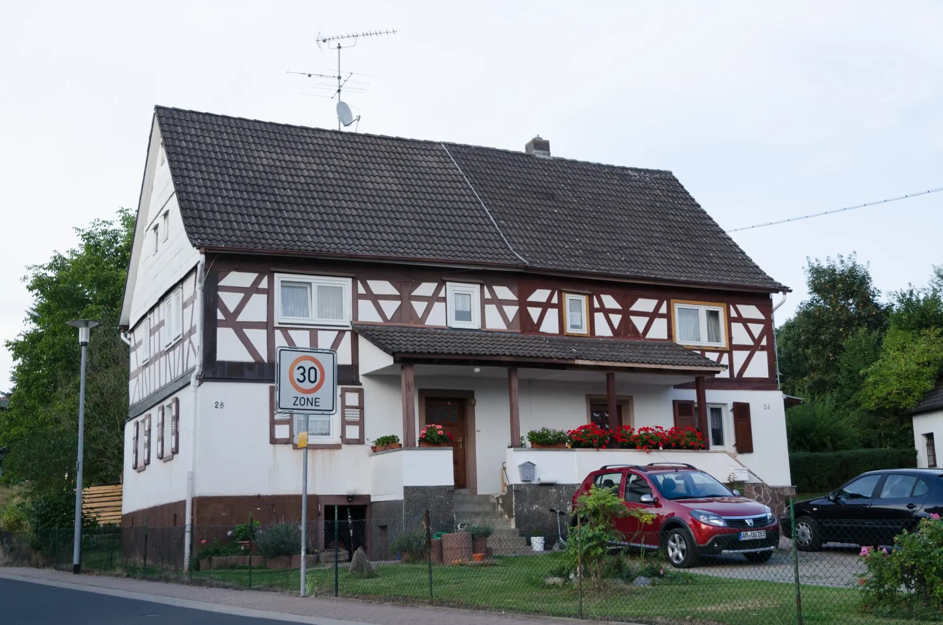 Fachwerkhaus mit Sandsteinsockel in Feldkahl in Hösbach