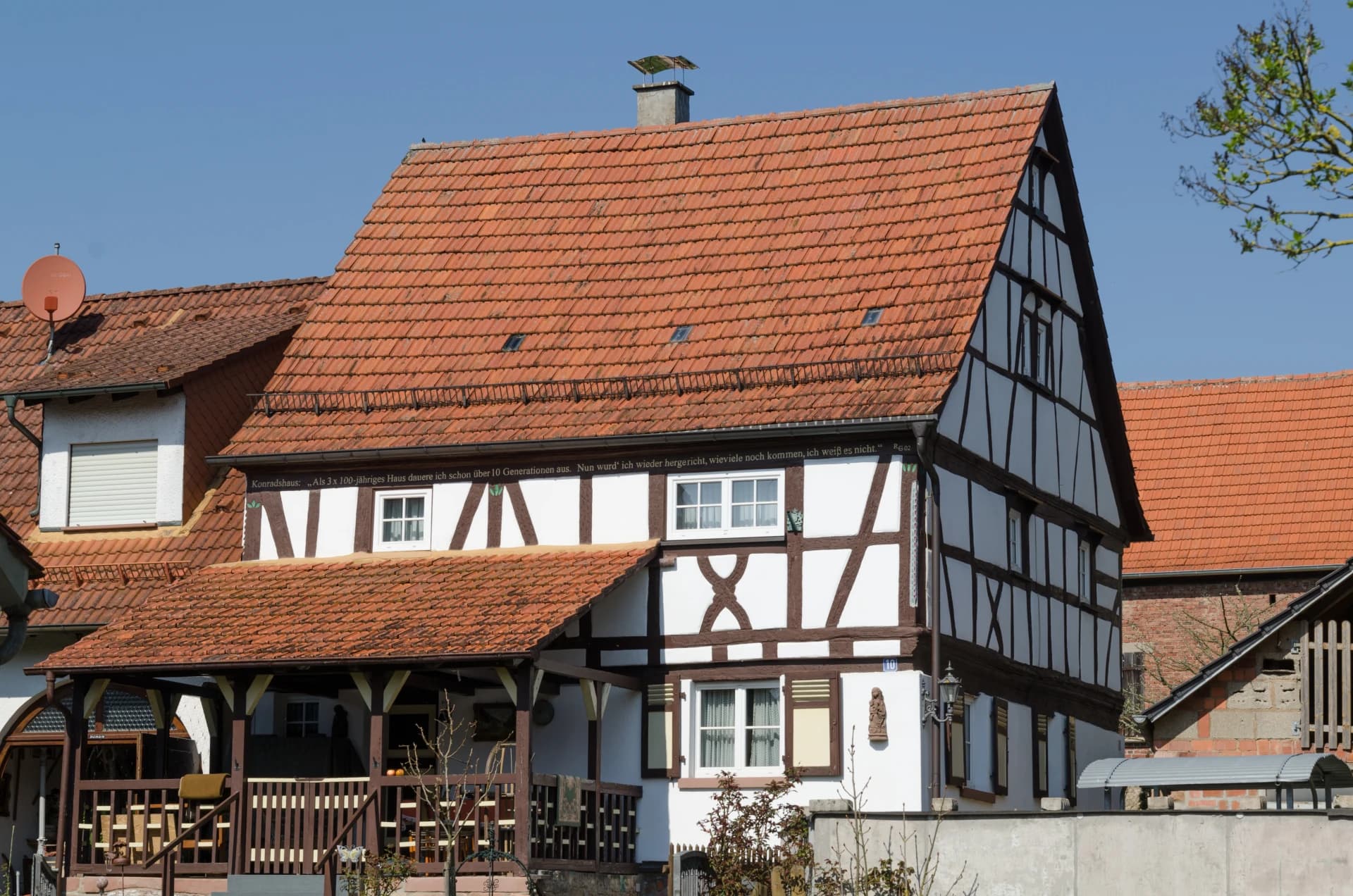 Giebelseite des Fachwerkhofs an der Schimborner Straße in Feldkahl in Hösbach