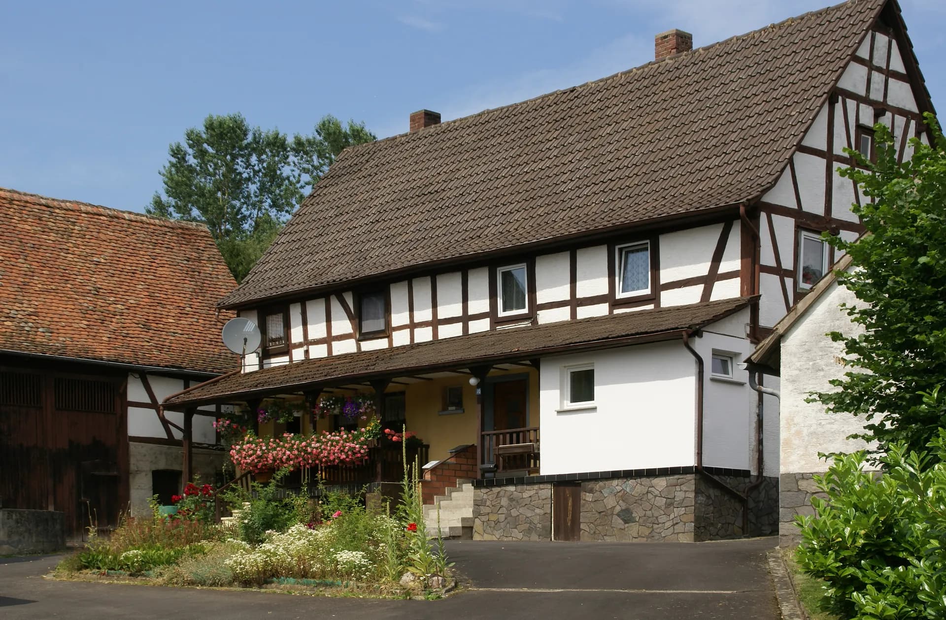 Traufseite eines Fachwerkhofs in Feldkahl in Hösbach
