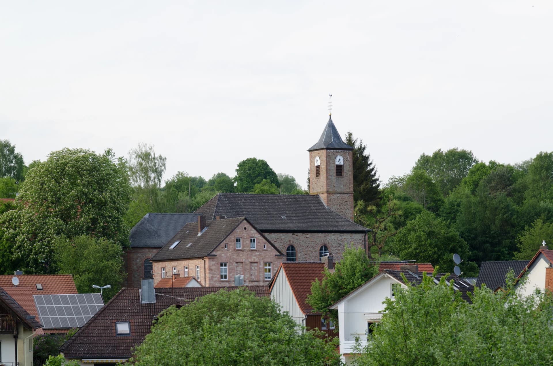 Katholische Kirche über den Dächern von Feldkahl in Hösbach