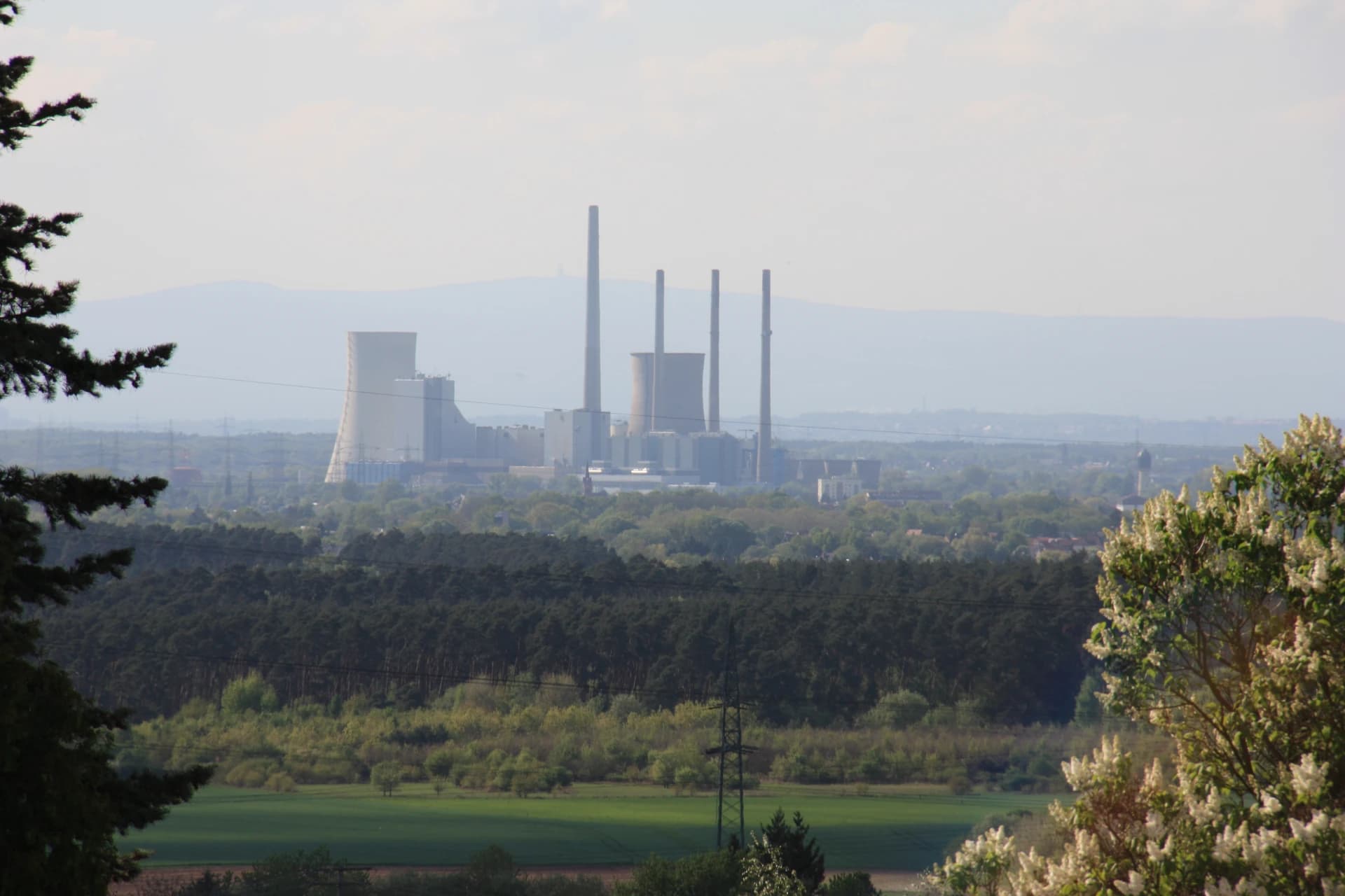 Fernblick auf das Kraftwerk Staudinger in Großkrotzenburg