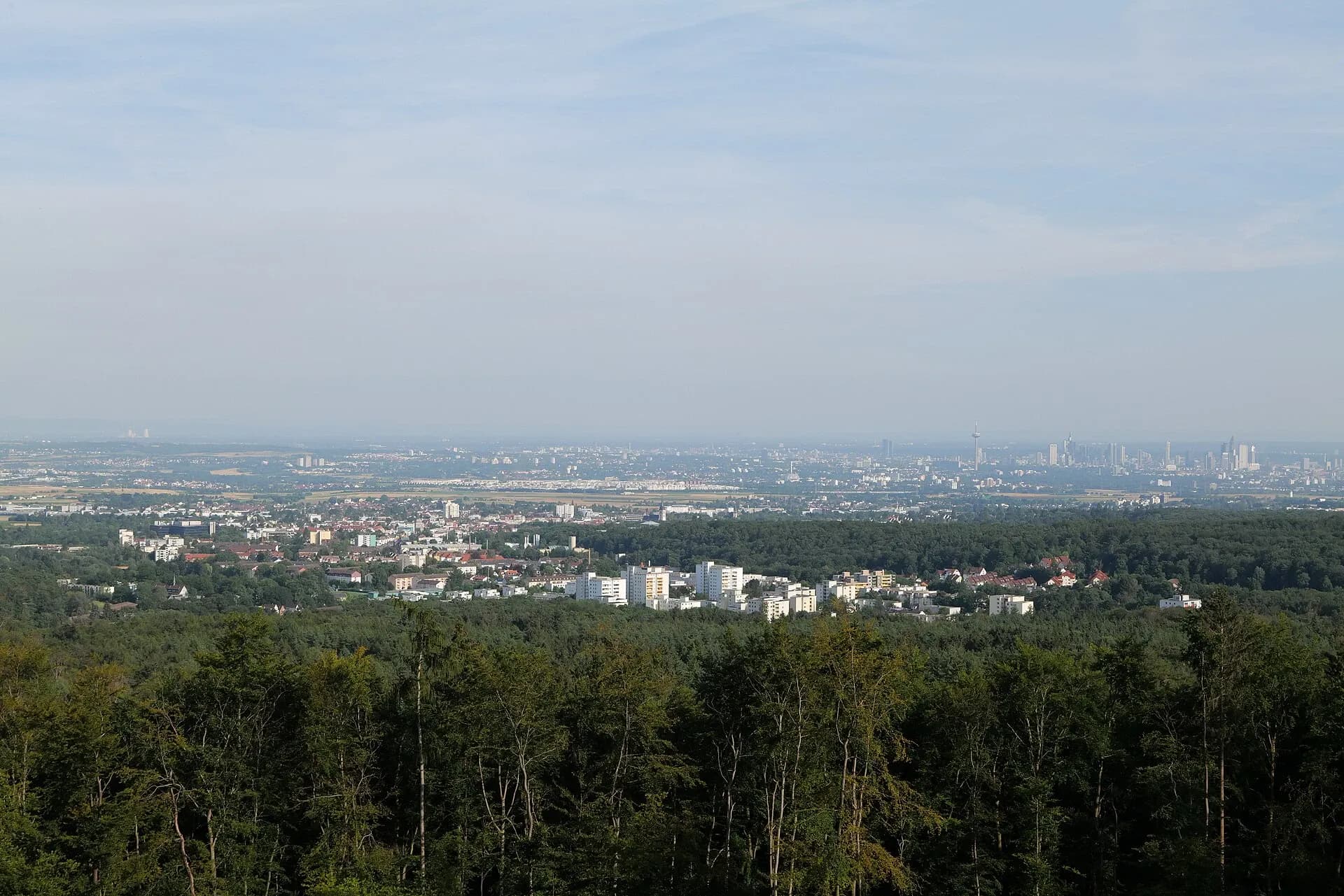 Fernblick von der Schönen Aussicht bis zur Frankfurter Skyline bei Oberursel-Oberstedten