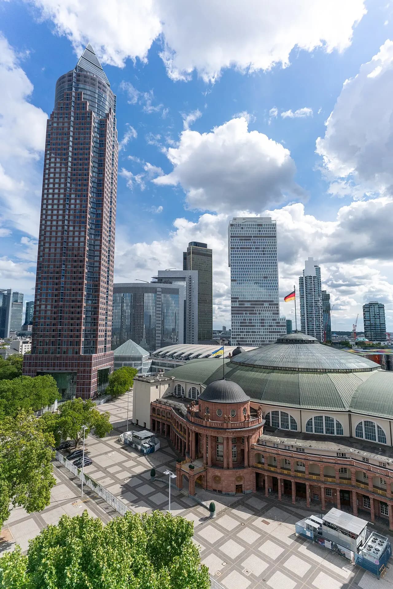 Luftbild von Festhalle und Messeturm in Frankfurt am Main