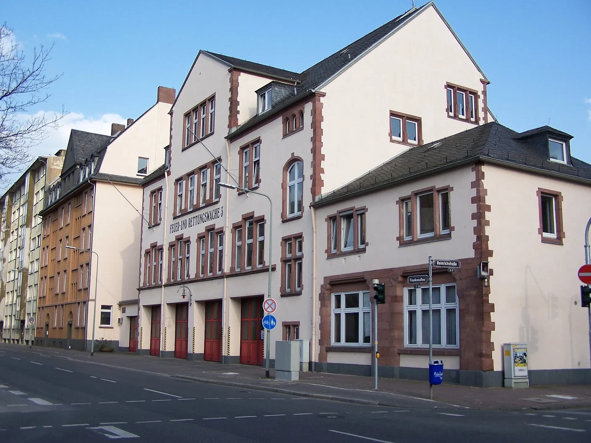 Nordseite der Feuerwache an der Frankenallee im Frankfurter Gallus