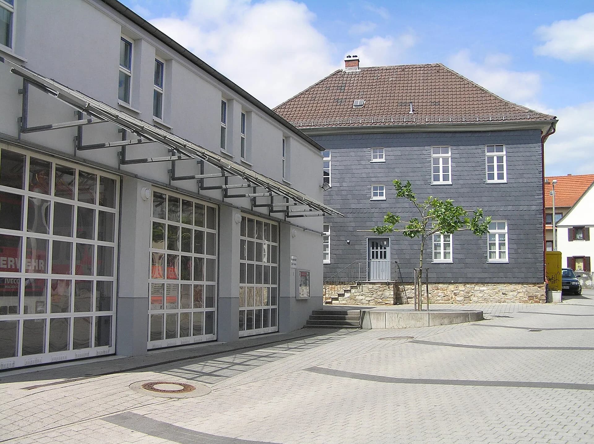 Feuerwehrgerätehaus und Rathausrückseite in Frankfurt Kalbach-Riedberg