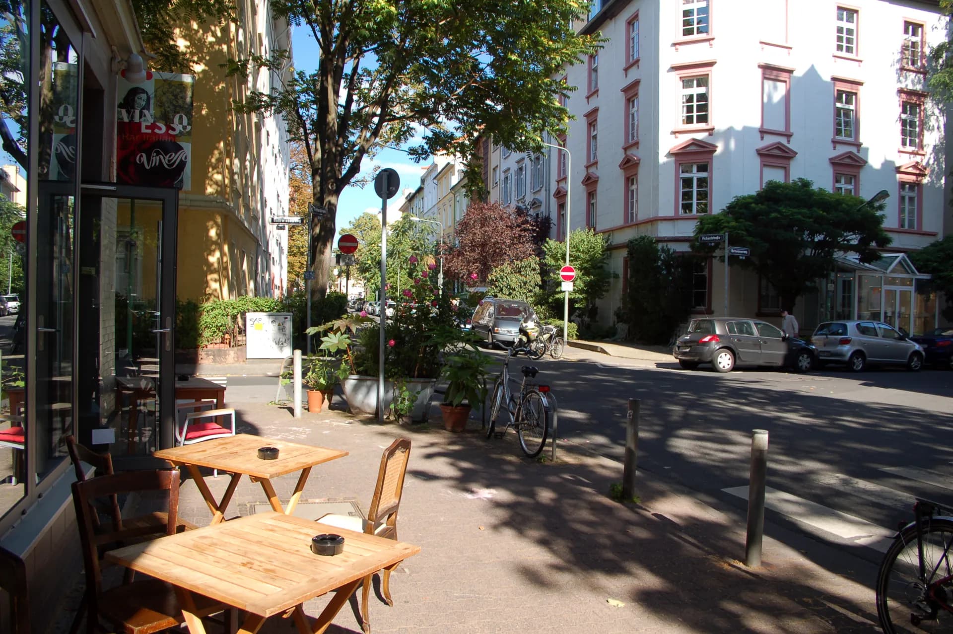 Straßencafé an der Fichardstraße im Frankfurter Nordend