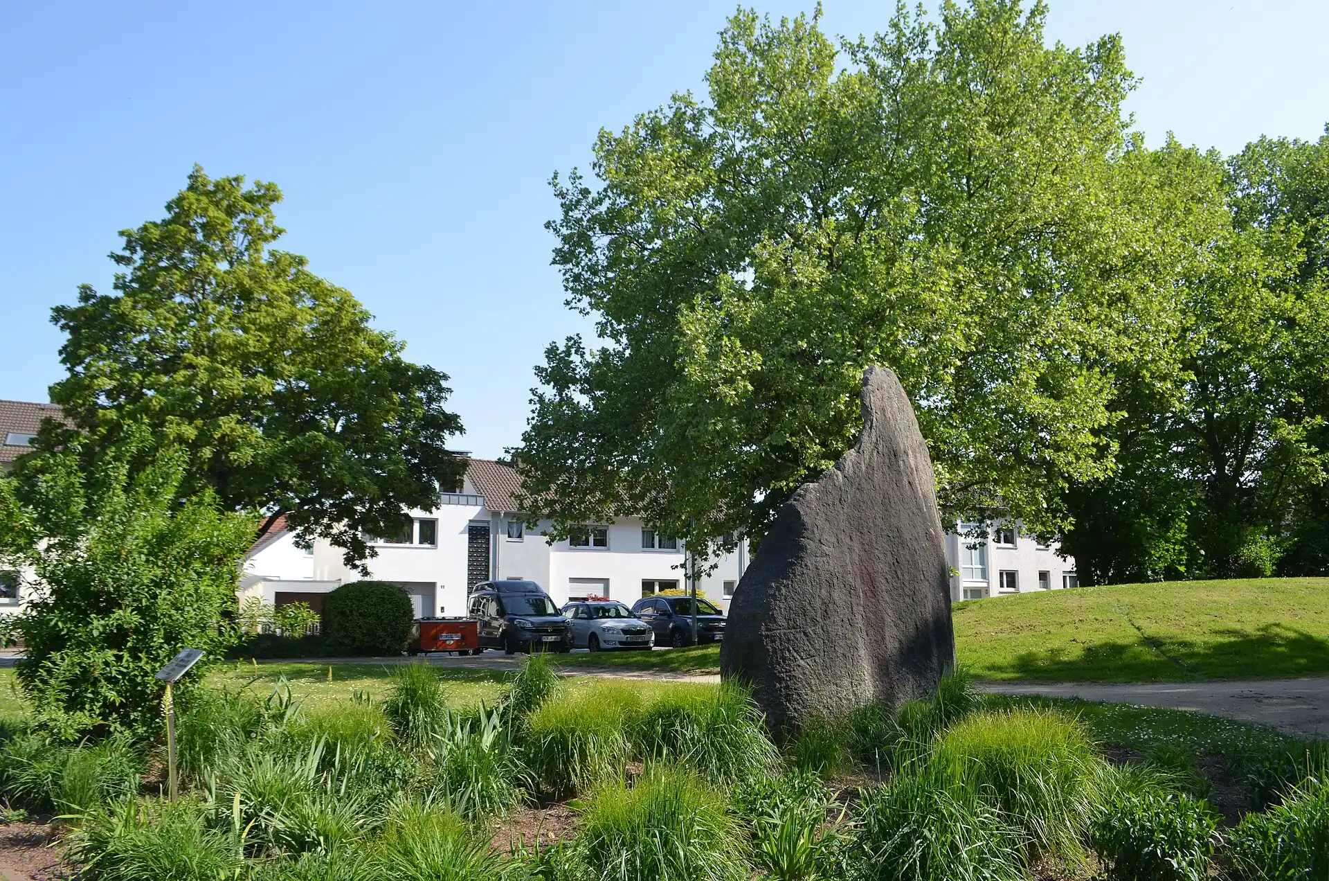 Findling in der Parkanlage in Kriftel