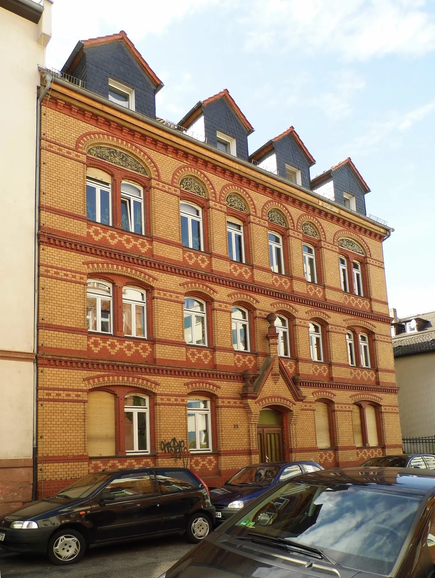 Klinkerfassade eines Gründerzeithauses in der Florastraße in Frankfurt Bockenheim