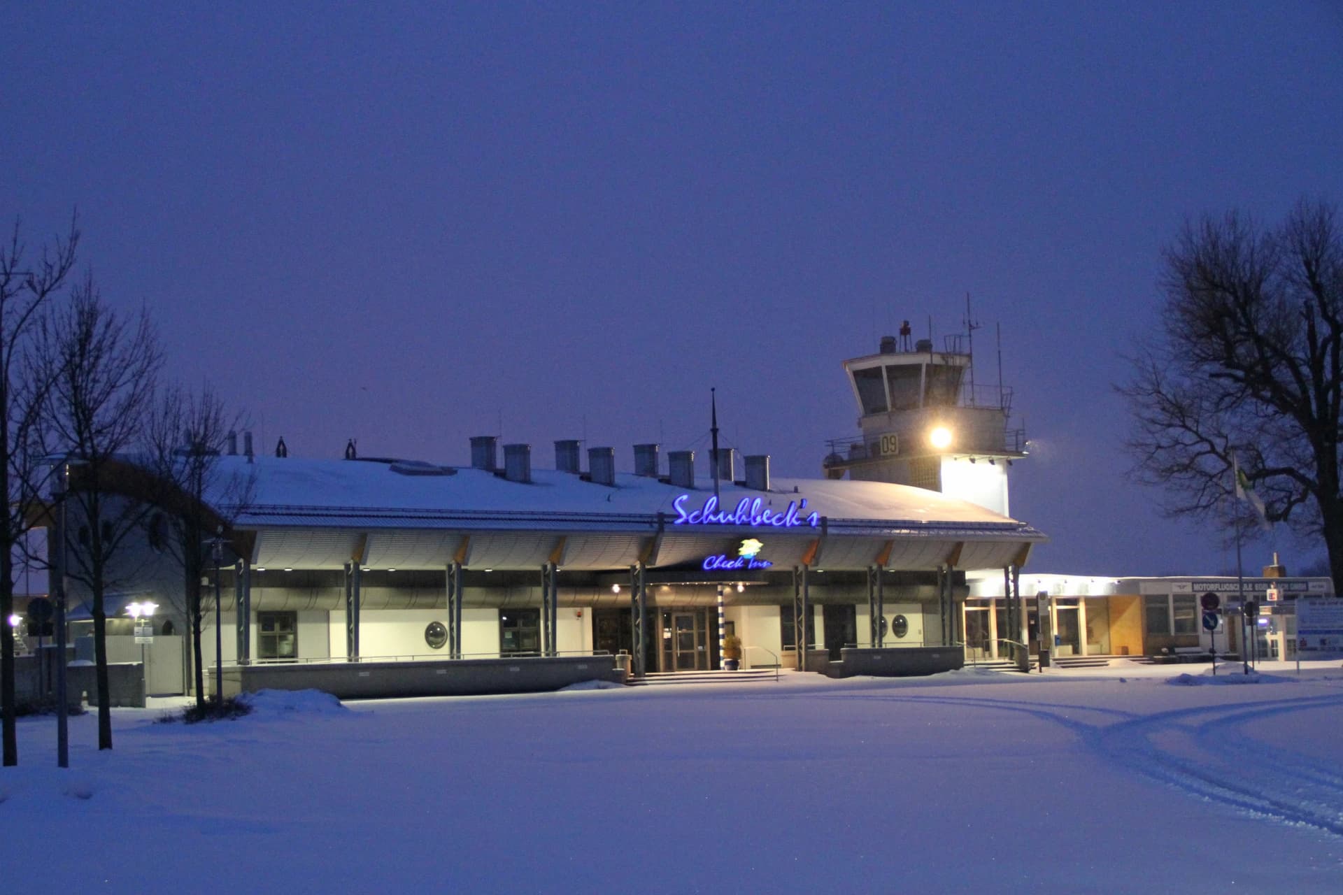 Terminal des Flugplatzes Frankfurt-Egelsbach im Winter