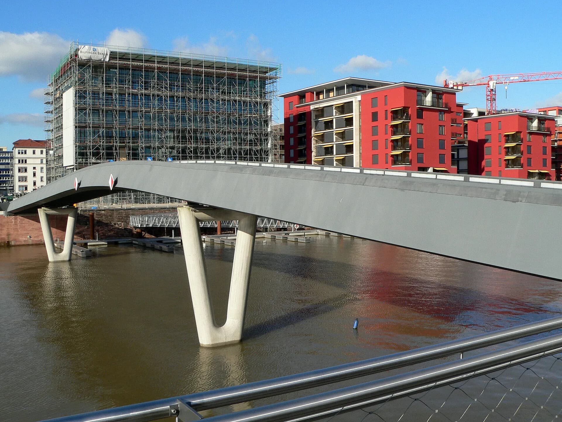 Flusskrebssteg über dem Westhafen im Frankfurter Gutleutviertel