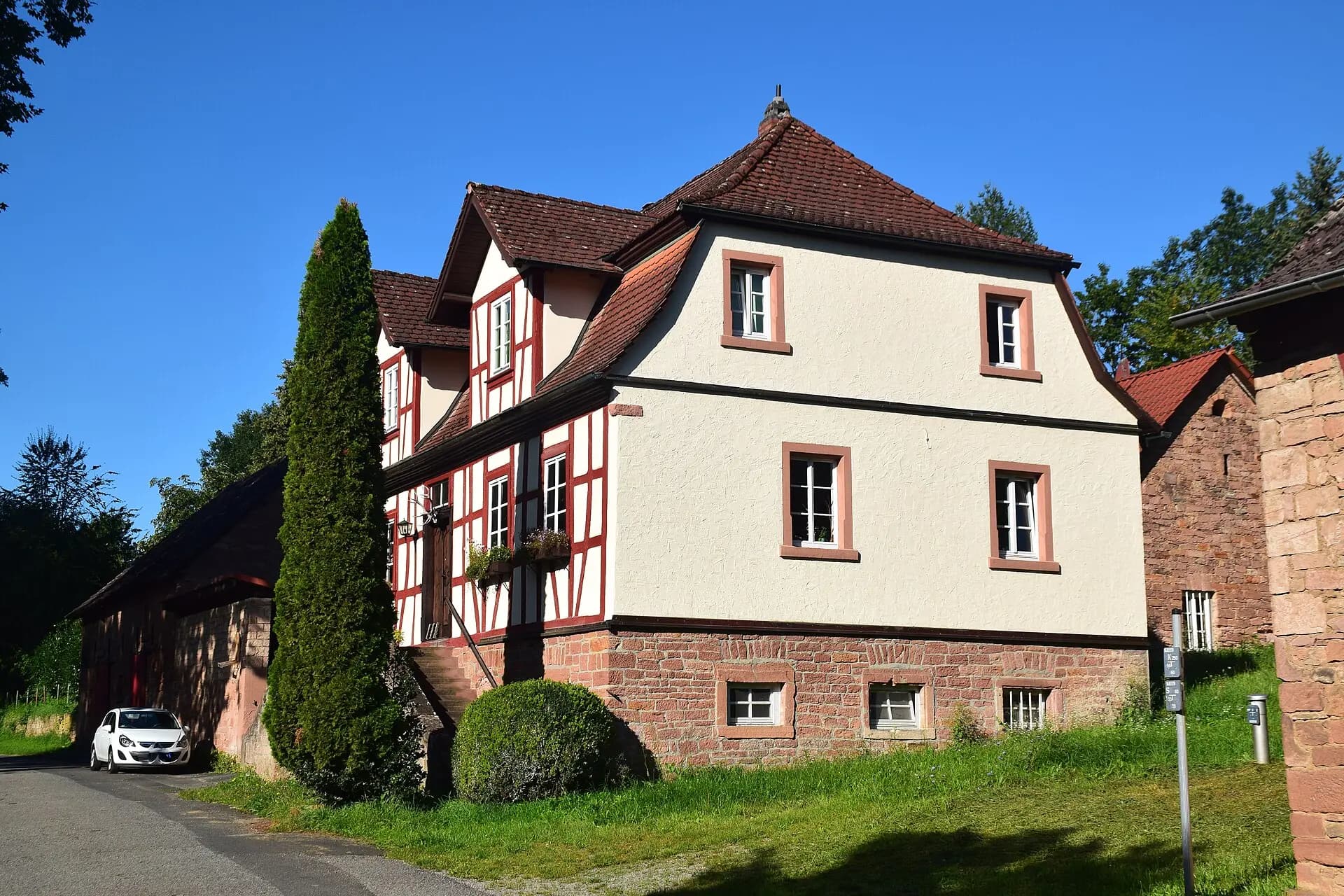 Försterei von der Straßenseite in Unterbessenbach in Bessenbach