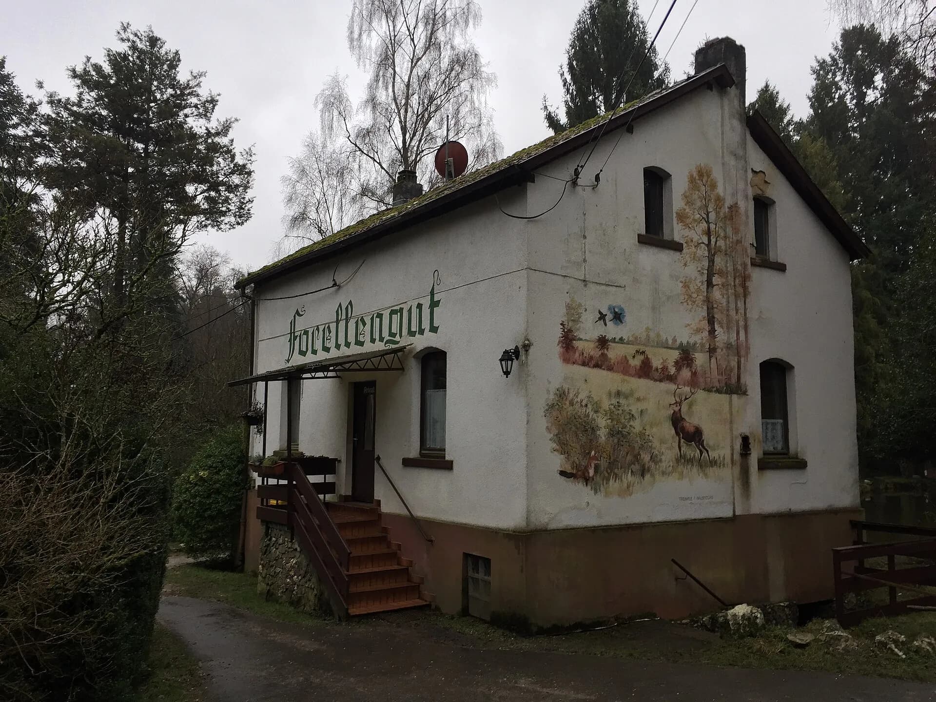 Gebäude des Forellenguts im Winter in Oberursel-Oberstedten