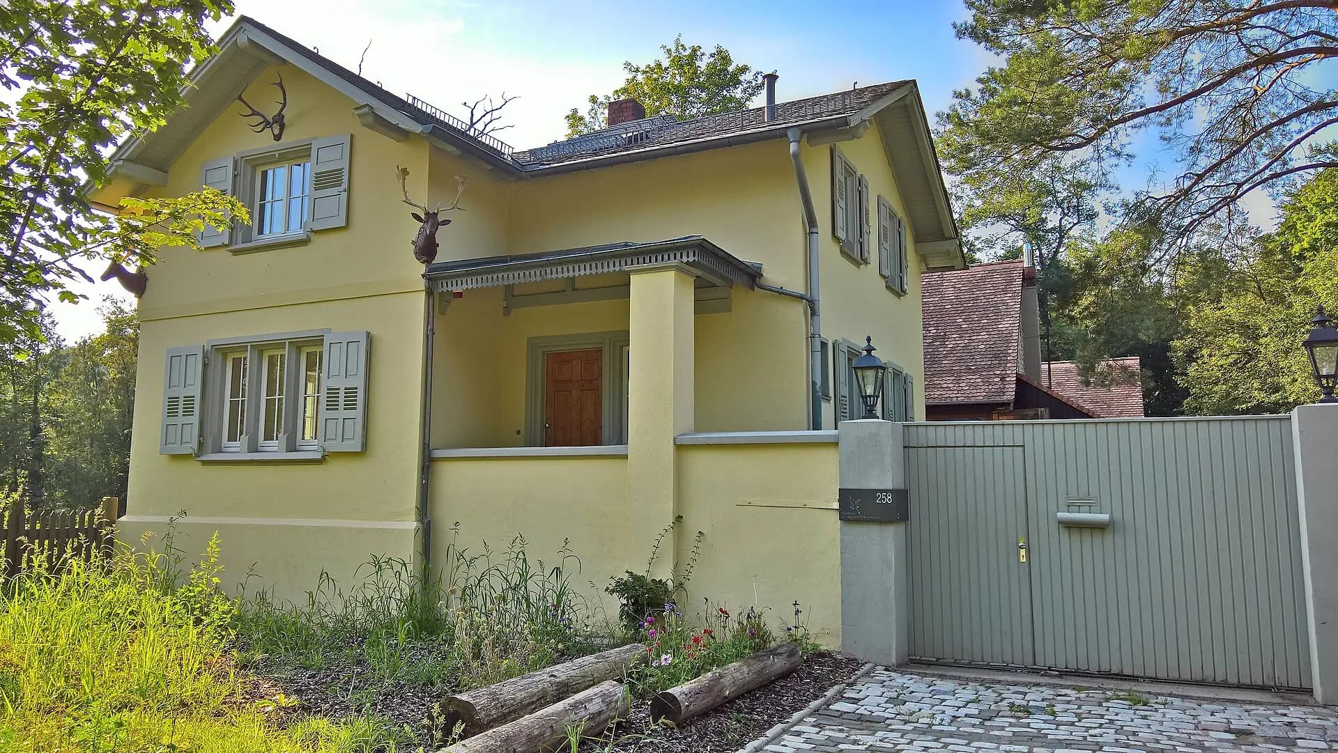 Forsthaus Kranichstein an der Kranichsteiner Straße in Darmstadt-Kranichstein