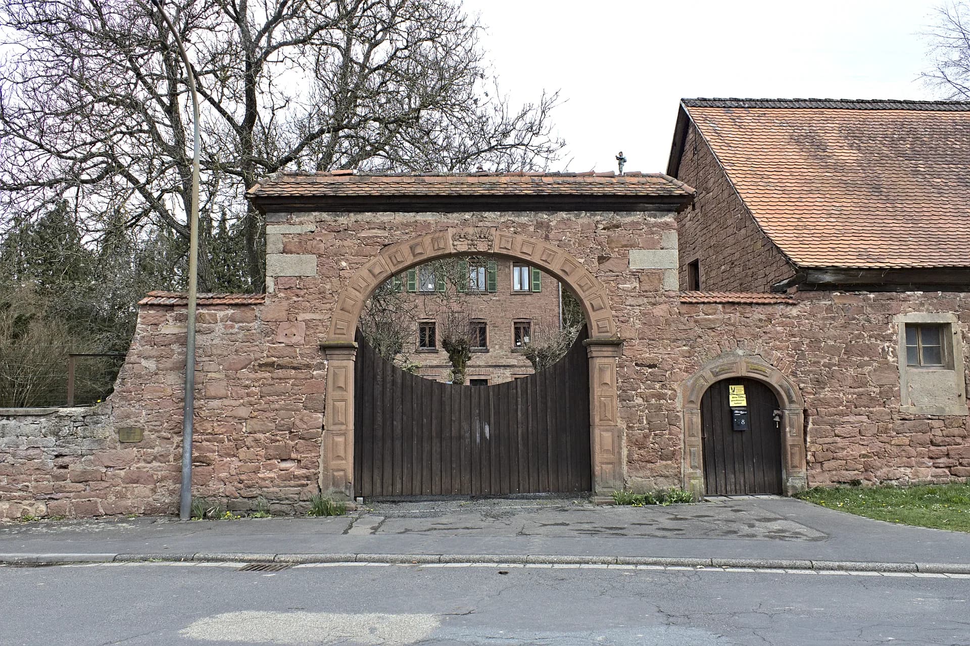 Tor der ehemaligen Försterei Hüttengrund in Gründau-Breitenborn