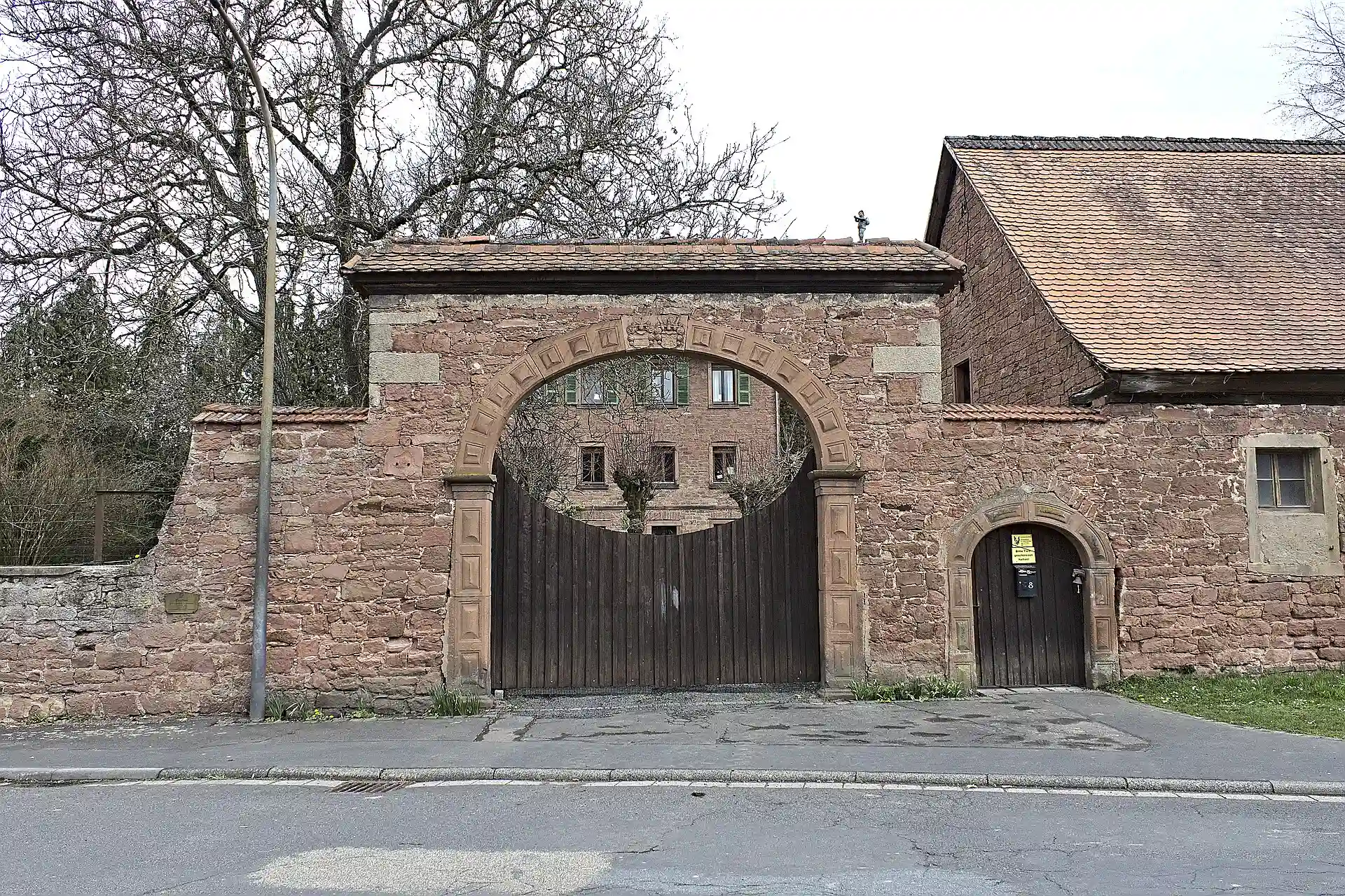 Tor der ehemaligen Försterei Hüttengrund in Gründau-Breitenborn