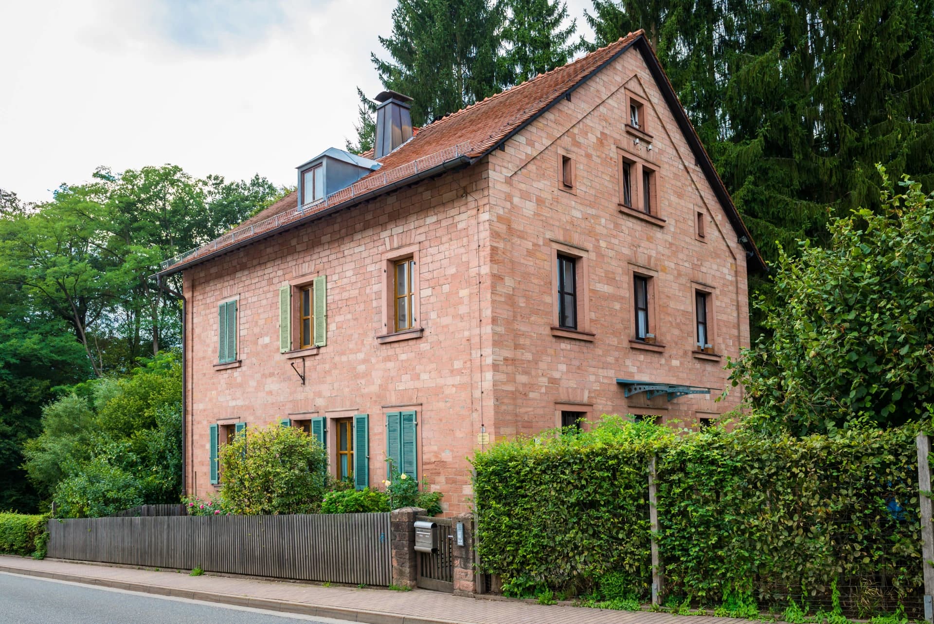 Historisches Forsthaus aus Sandstein in Sailauf