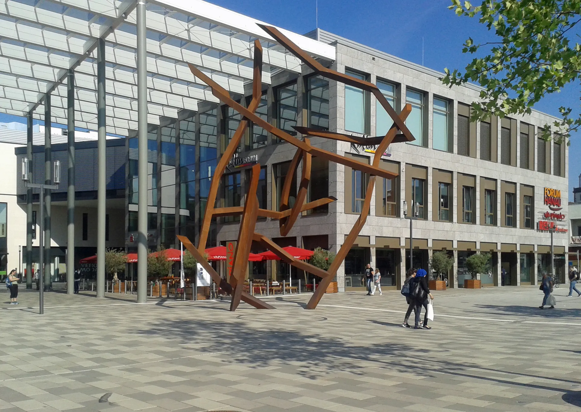 Forum Hanau mit Stahlskulptur in Hanau