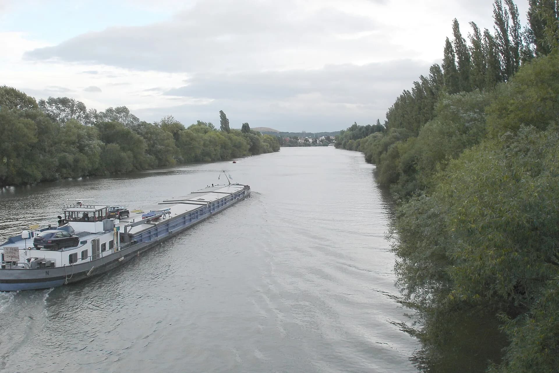 Frachtschiff im Fechenheimer Mainbogen in Frankfurt Fechenheim