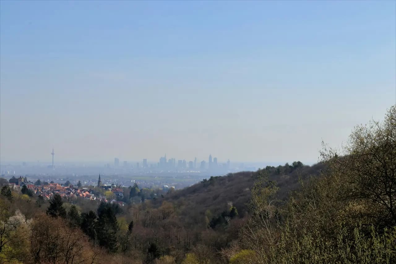 Blick vom Taunushang über Kronberg auf die Frankfurter Skyline