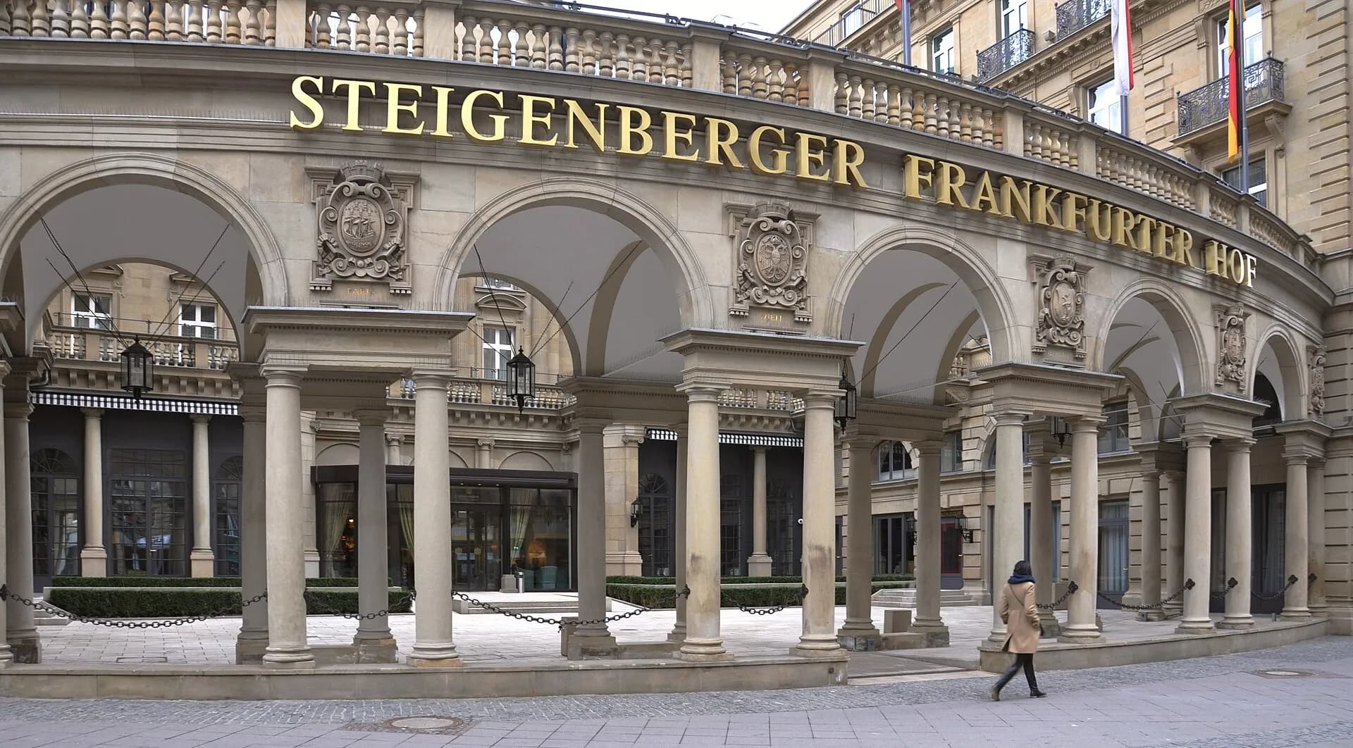 Säulenportikus des Frankfurter Hofs am Kaiserplatz