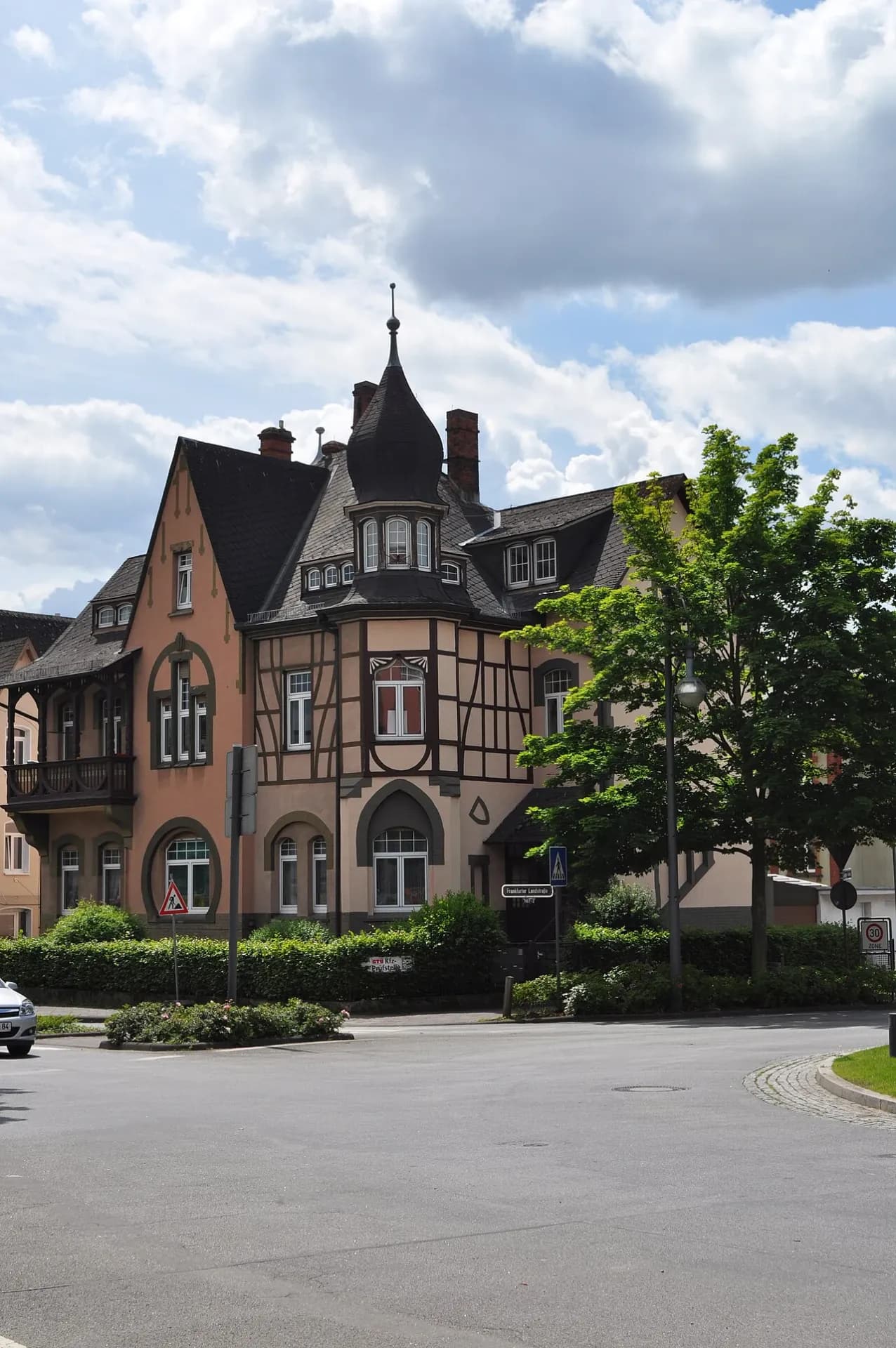 Eckansicht des Gründerzeithauses an der Frankfurter Landstraße 2 in Bad Homburg-Gonzenheim