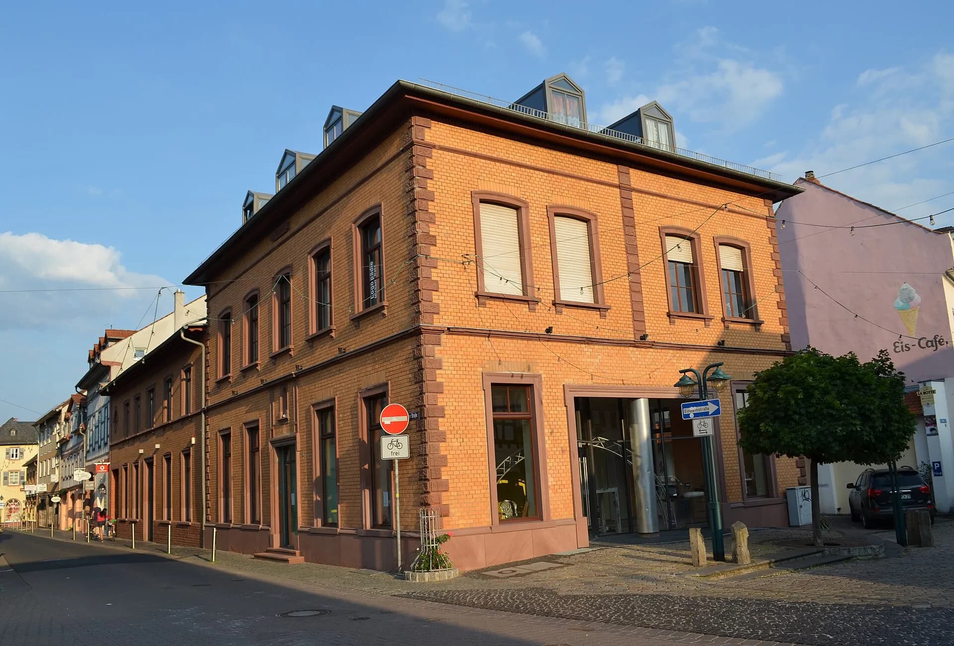 Eckhaus in der Frankfurter Straße 1 in Hochheim am Main