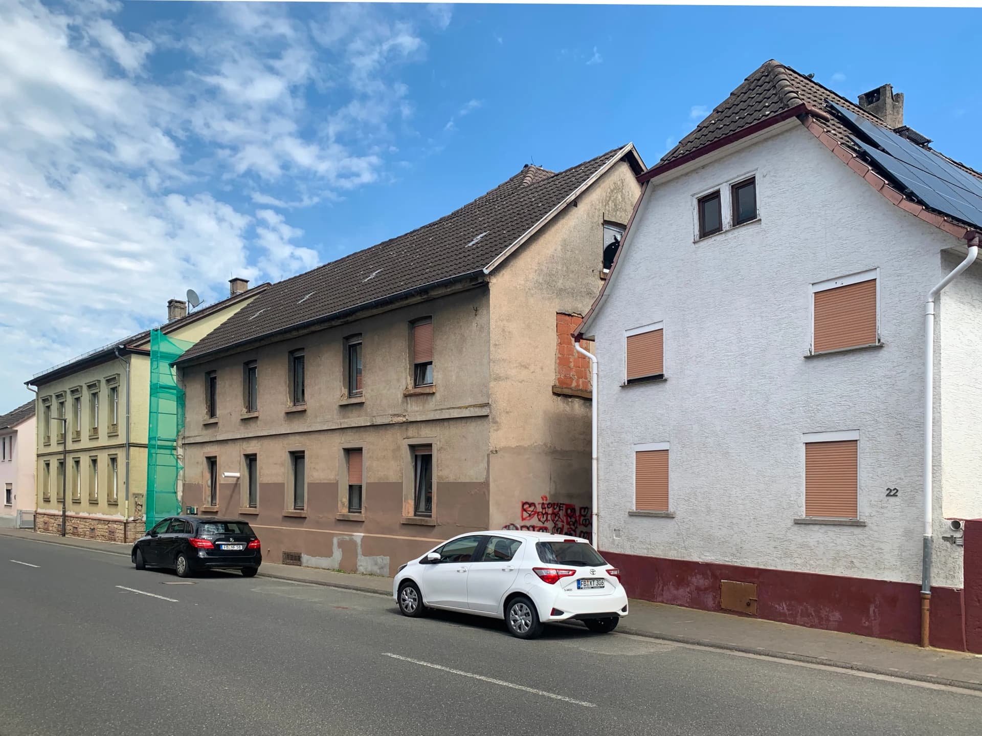 Straßenzeile mit Altbauten in der Frankfurter Straße in Nieder-Wöllstadt