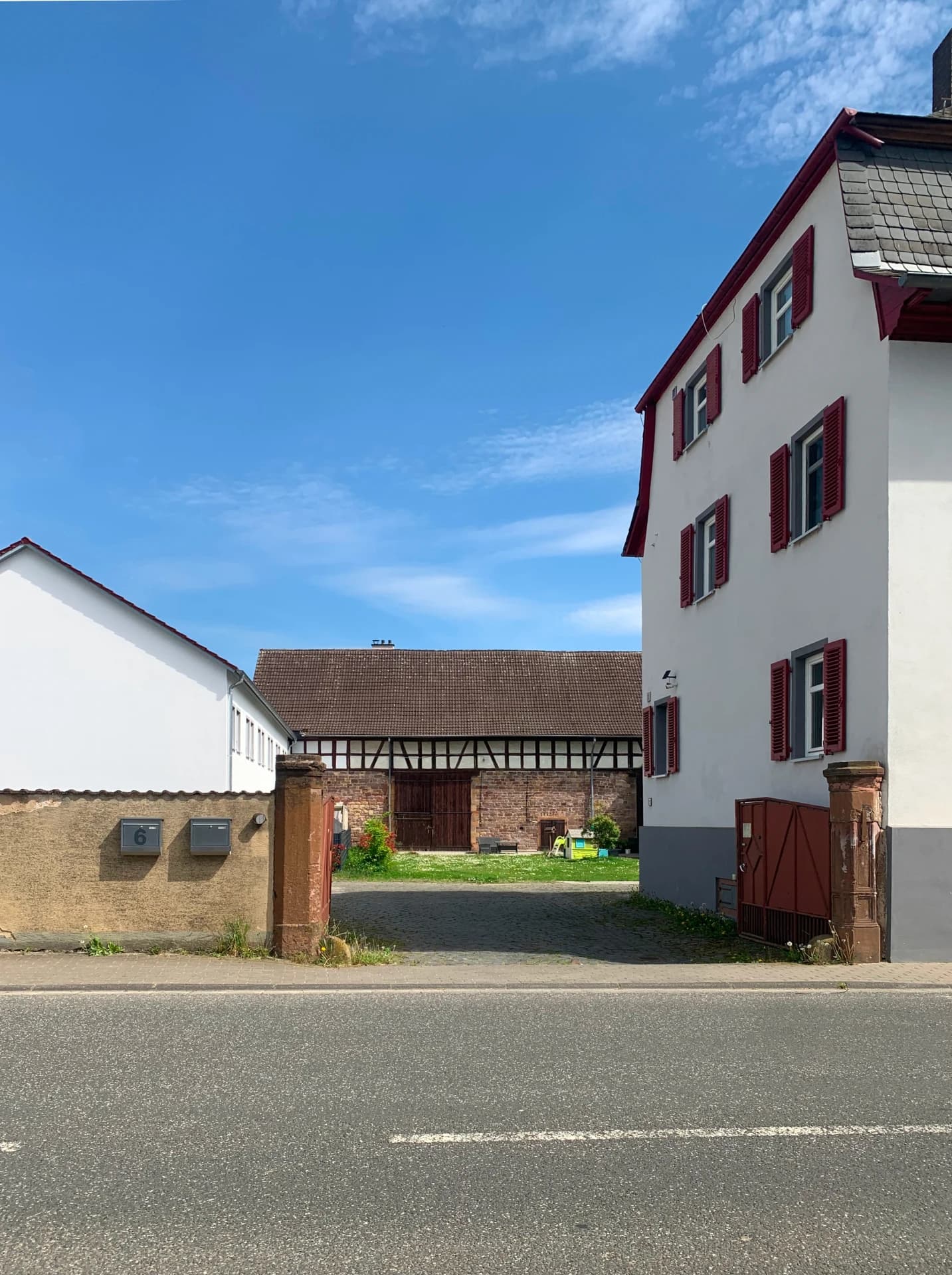 Hofeinfahrt mit Fachwerkscheune in der Frankfurter Straße 6 in Nieder-Wöllstadt