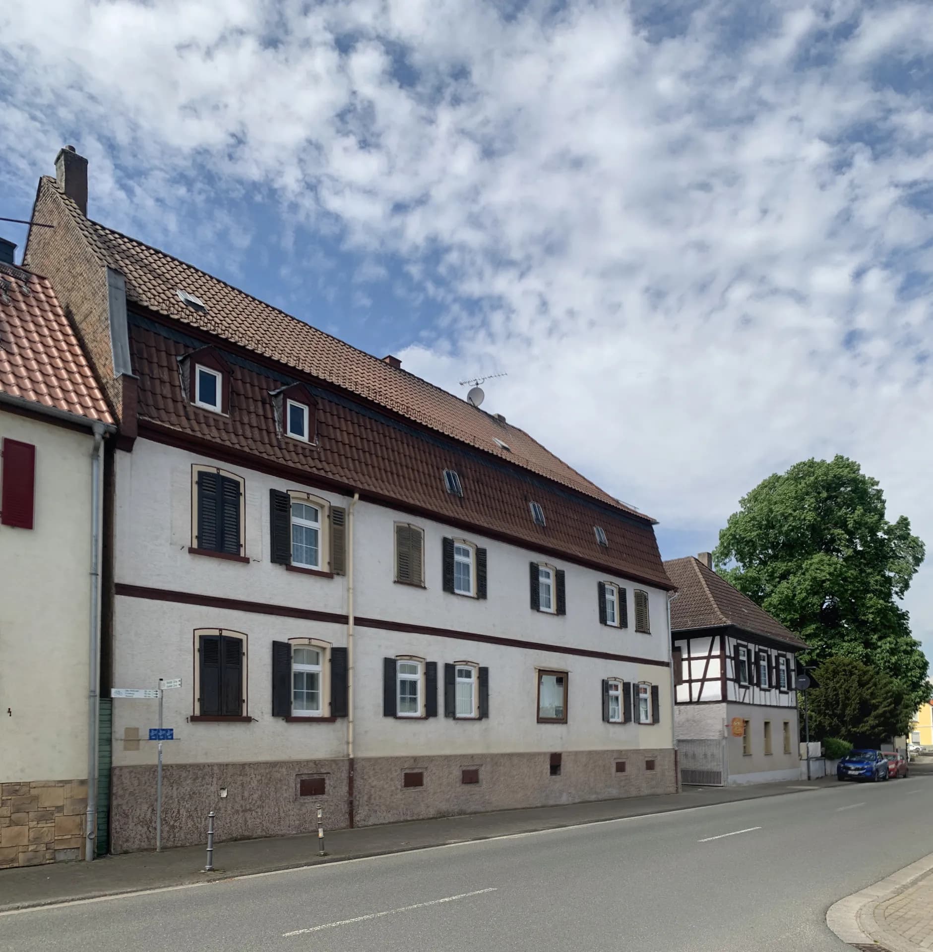 Langgestreckte Hofreite in der Frankfurter Straße 9 in Nieder-Wöllstadt