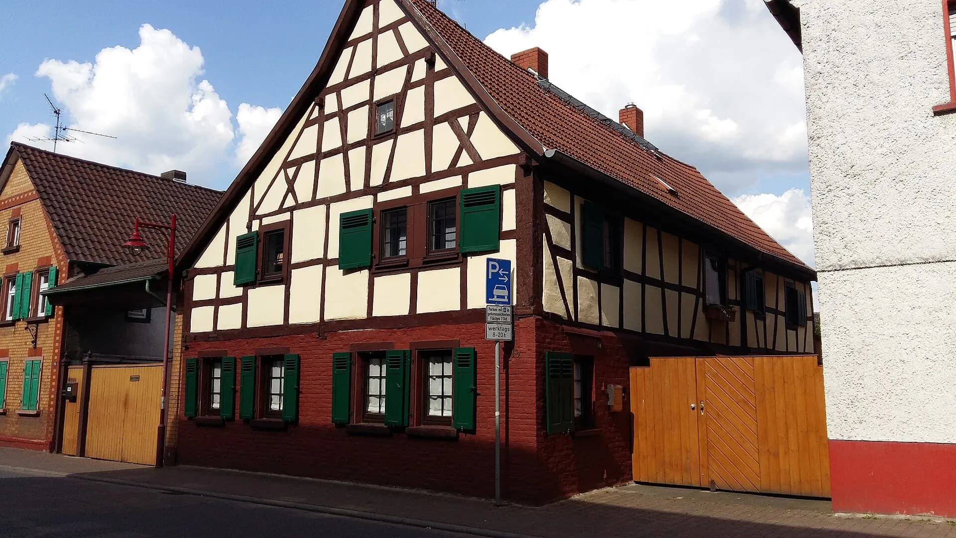 Giebelständiges Fachwerkhaus in der Frankfurter Straße in Münster (Hessen)