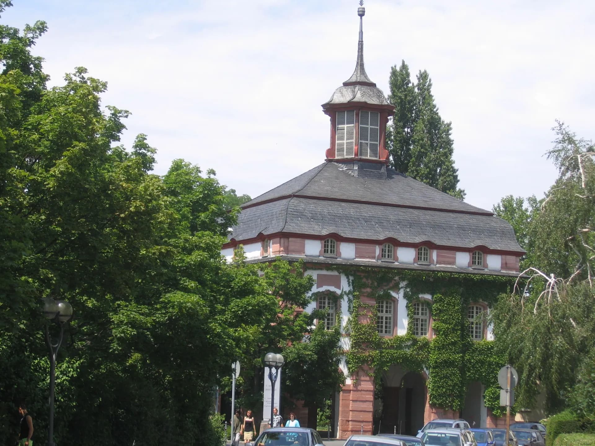 Frankfurter Tor zwischen Bäumen in Hanau