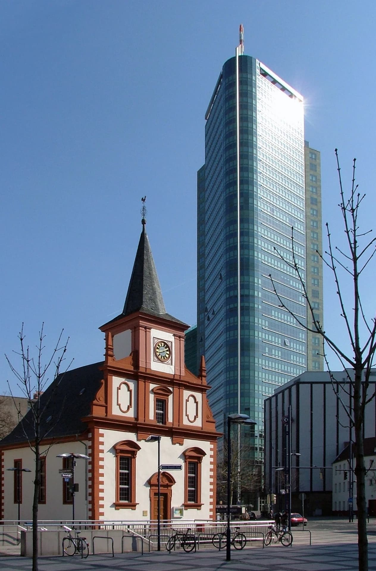 Französisch-reformierte Kirche und City Tower in Offenbach