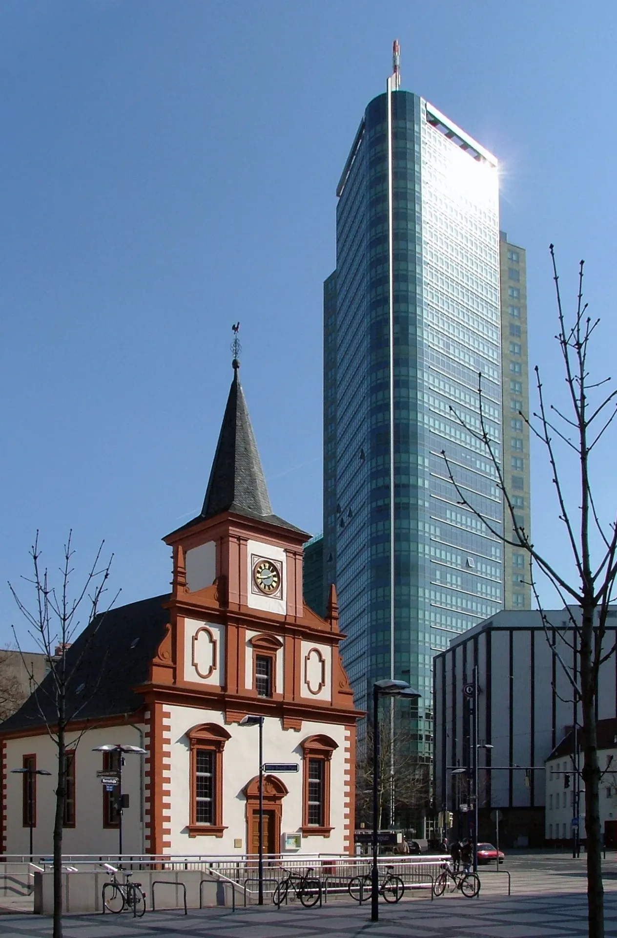 Französisch-reformierte Kirche und City Tower in Offenbach