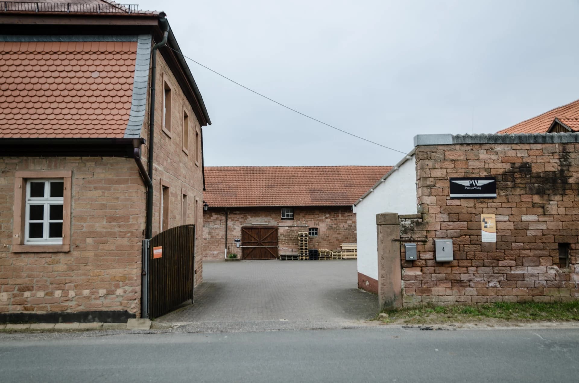 Sandsteinhaus mit Hofeinfahrt im Frauengrund in Bessenbach