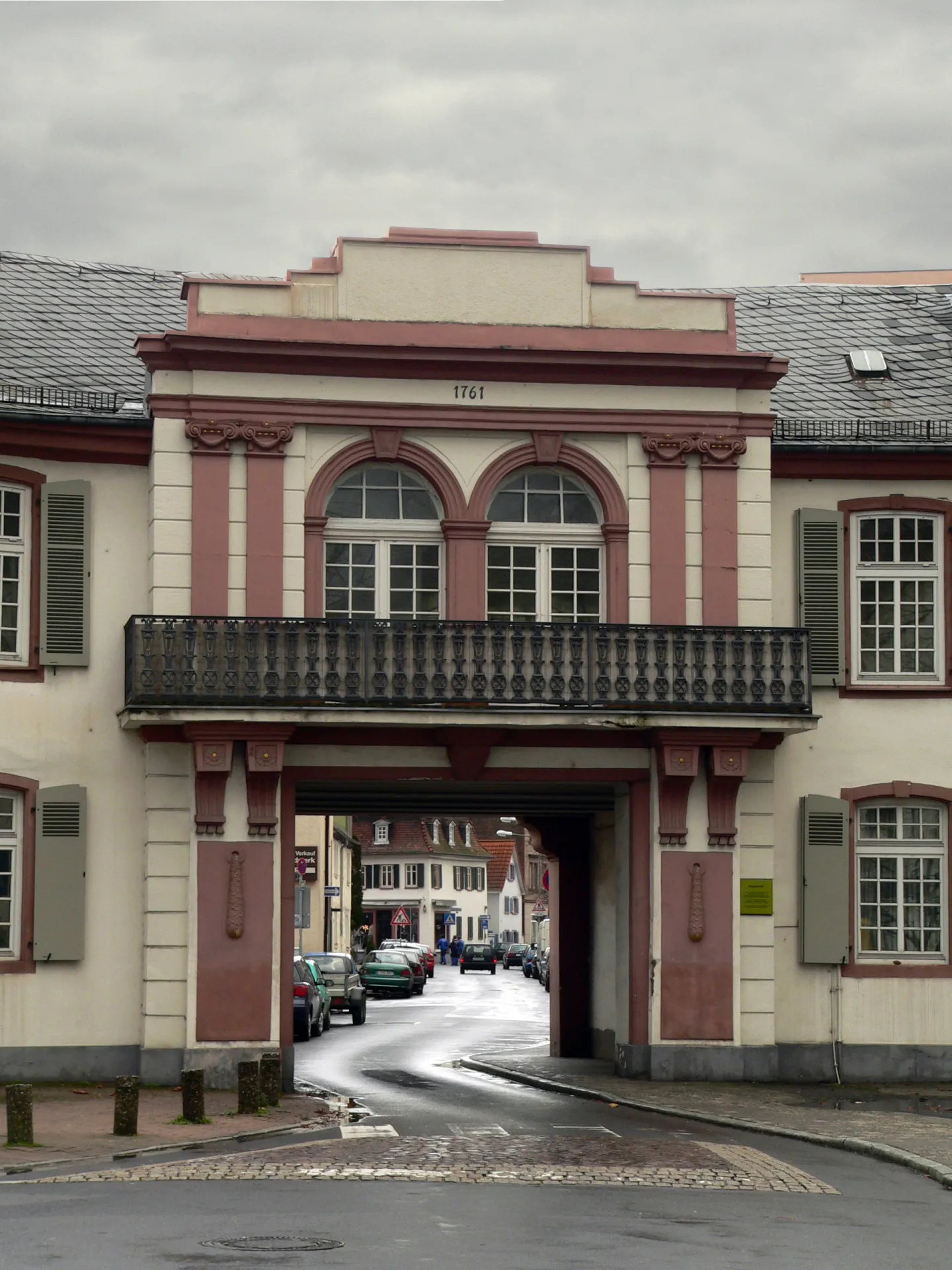Torbogen des Frauenhofs in Frankfurt Niederrad