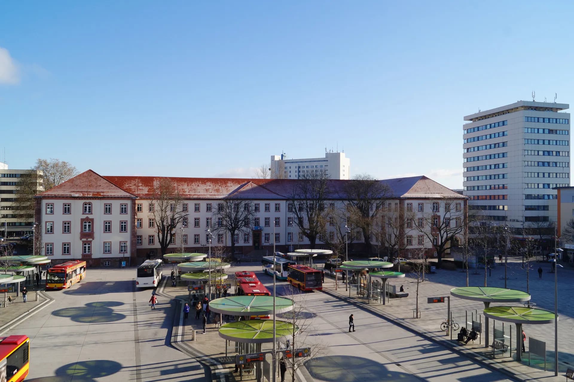 Busbahnhof am Freiheitsplatz in Hanau
