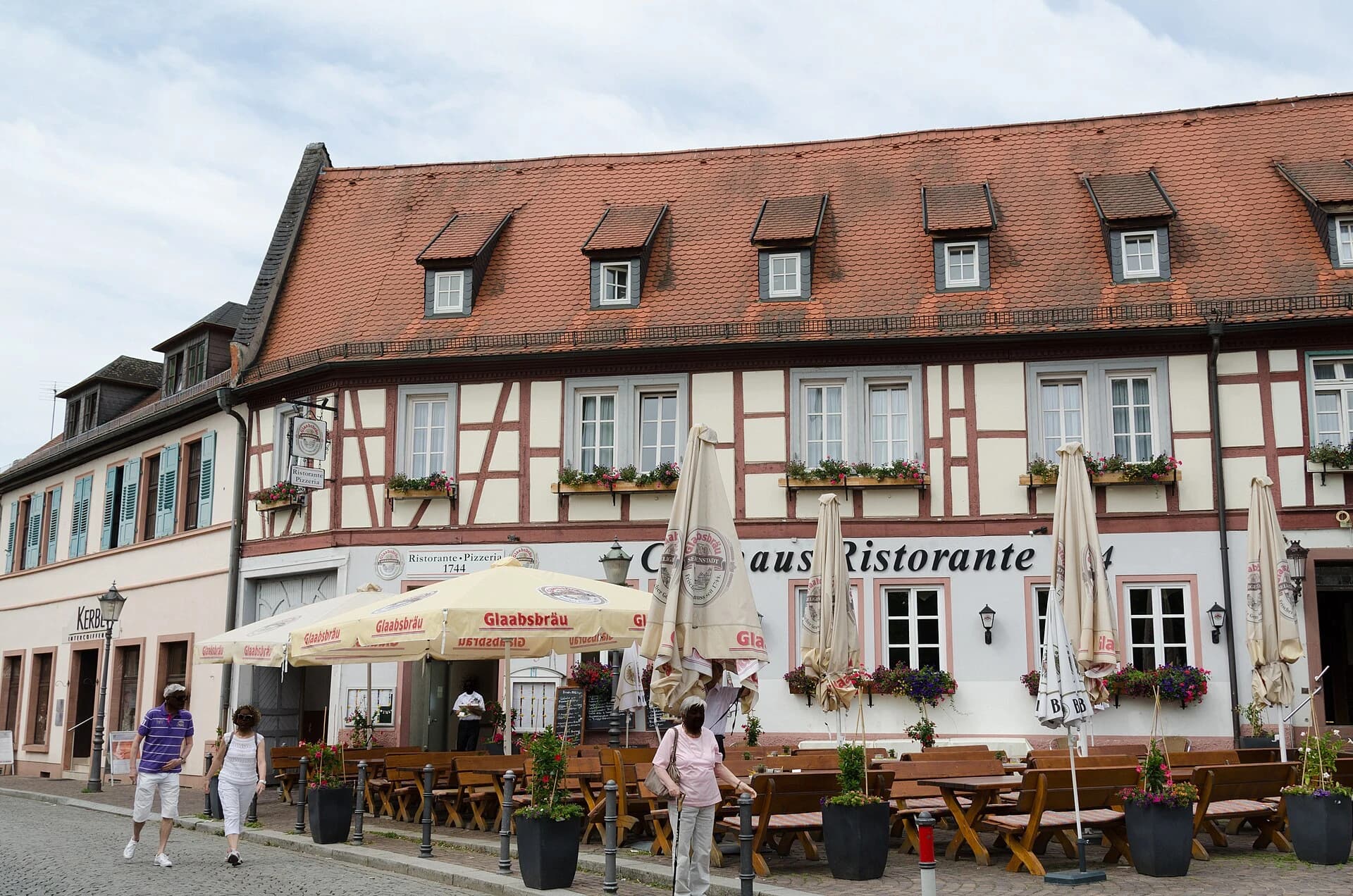 Freihofplatz 3 und 4 mit Außengastronomie in Seligenstadt