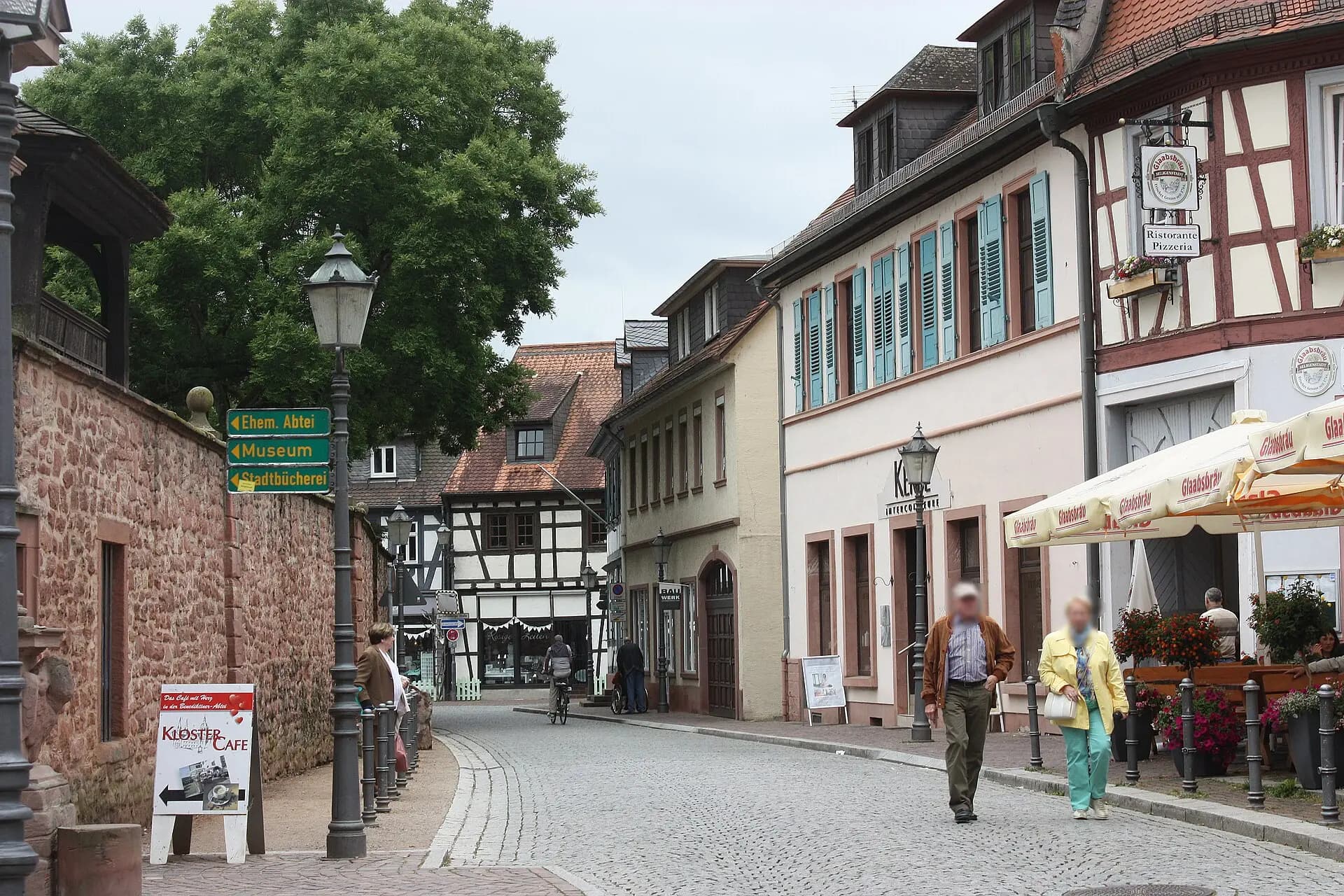 Freihofplatz mit Gastronomie in Seligenstadt